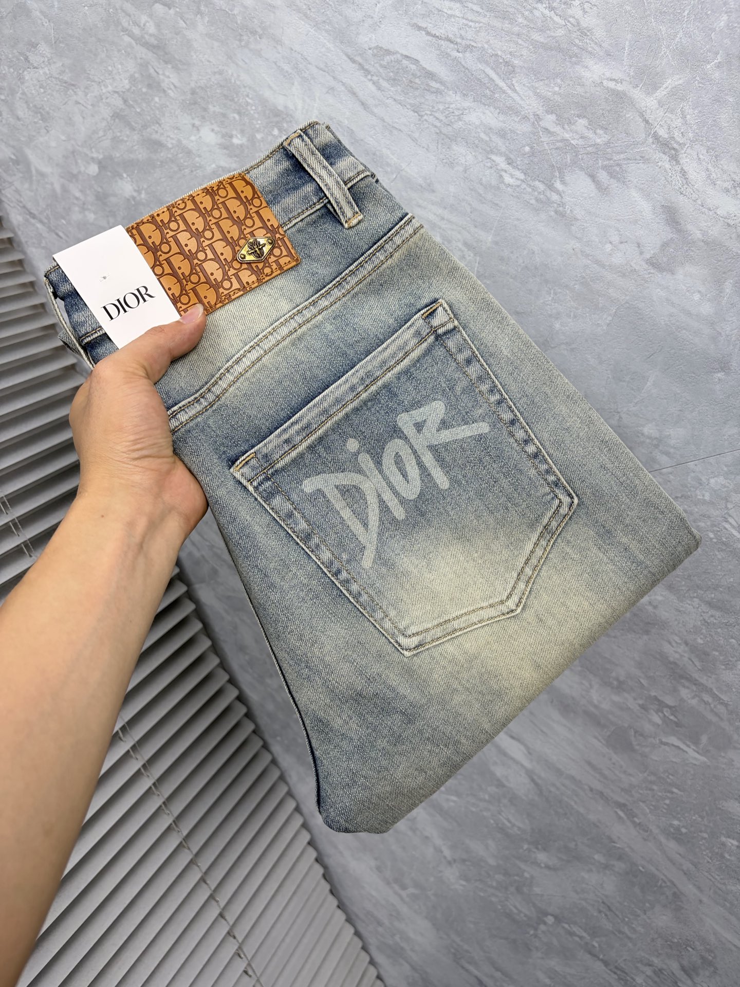 NO:916065,dr‘’2026 new men’s jeans have good fabric elasticity. Exclusively available on the official website. Fashionable and elegant. Heavy craftsmanship design. Using original color yeast washing process. Selected imported heavyweight denim denim fabric. Equipped with counter hardware decoration. Genuine leather label. Exquisite stitching. Big brand style. Worth owning. Size 28-38, shipped next day,,jeans,19860909dr‘’2026新品男士牛仔裤 面料弹性好.独家发售 官网同步 时尚优雅 重工艺设计.采用原色酵母水洗工艺 精选进口重磅丹宁牛仔面料 配专柜五金装饰 真皮皮牌 精致车线 大牌风范 值得拥有.码数28-38,隔天出货,,jeans,,Men's clothing