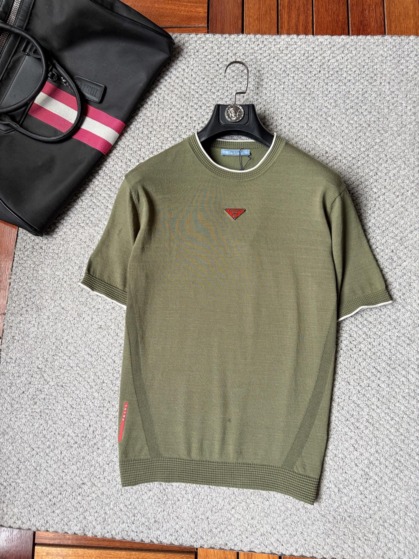 NO:916038,Prada, '' 2026 spring and summer style small middle collar knitted fabric, truly selected highly breathable Tencel fabric, comfortable and not stuffy to wear in summer, crisp and stylish, small logo and heavy craftsmanship, simple and not simple, high-end Tencel wool sweater short-sleeved, solid color and simple, fashionable yet luxurious, quality is undoubtedly great, size M-4XL, shipped next day,, prada, T-shirt,19860909普拉、‘’2026春夏款小中领针织 真正甄选高度透气天丝面料,夏季穿着舒服不闷热,版型挺括有型,小logo重工艺搭配简约不简单,高端级天丝羊毛衫短袖 纯色简约 时尚不失奢华 品质毋庸置疑 上身效果超赞,尺码M-4XL,隔天出货,,prada,T-shirt,,Men's clothing