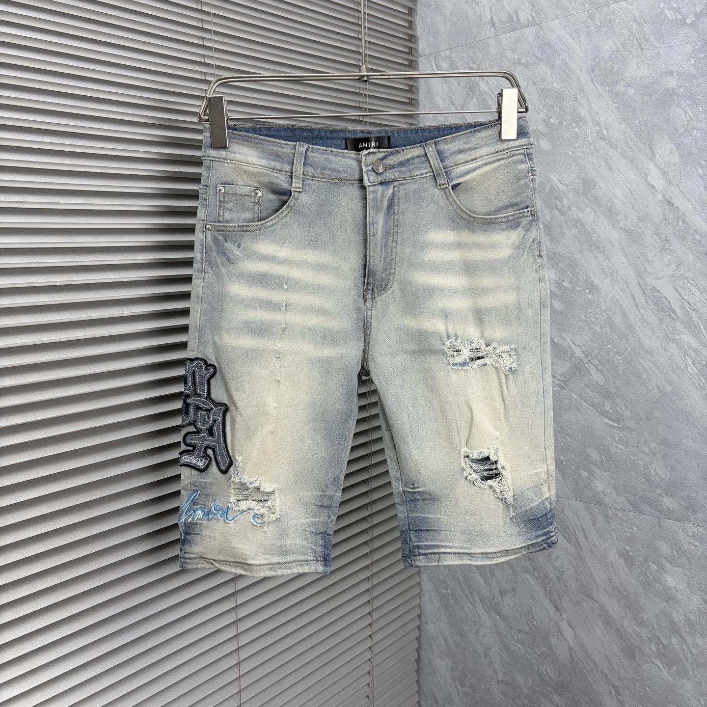 NO:932674,Trendy brand 2026 new men's jeans. The fabric is elastic. Exclusively available on the official website. Fashionable and elegant. Heavy craftsmanship design. Using original color yeast washing process. Selected imported heavyweight denim denim fabric. Equipped with counter hardware decoration. Genuine leather label. Exquisite stitching. Big brand style. Worth owning. Code number 28-36, no 35, shipped the next day,,jeans,19860909潮牌 2026新品男士牛仔裤 面料弹性好.独家发售 官网同步 时尚优雅 重工艺设计.采用原色酵母水洗工艺 精选进口重磅丹宁牛仔面料 配专柜五金装饰 真皮皮牌 精致车线 大牌风范 值得拥有.码数28-36无35,隔天出货,,jeans,,Men's clothing