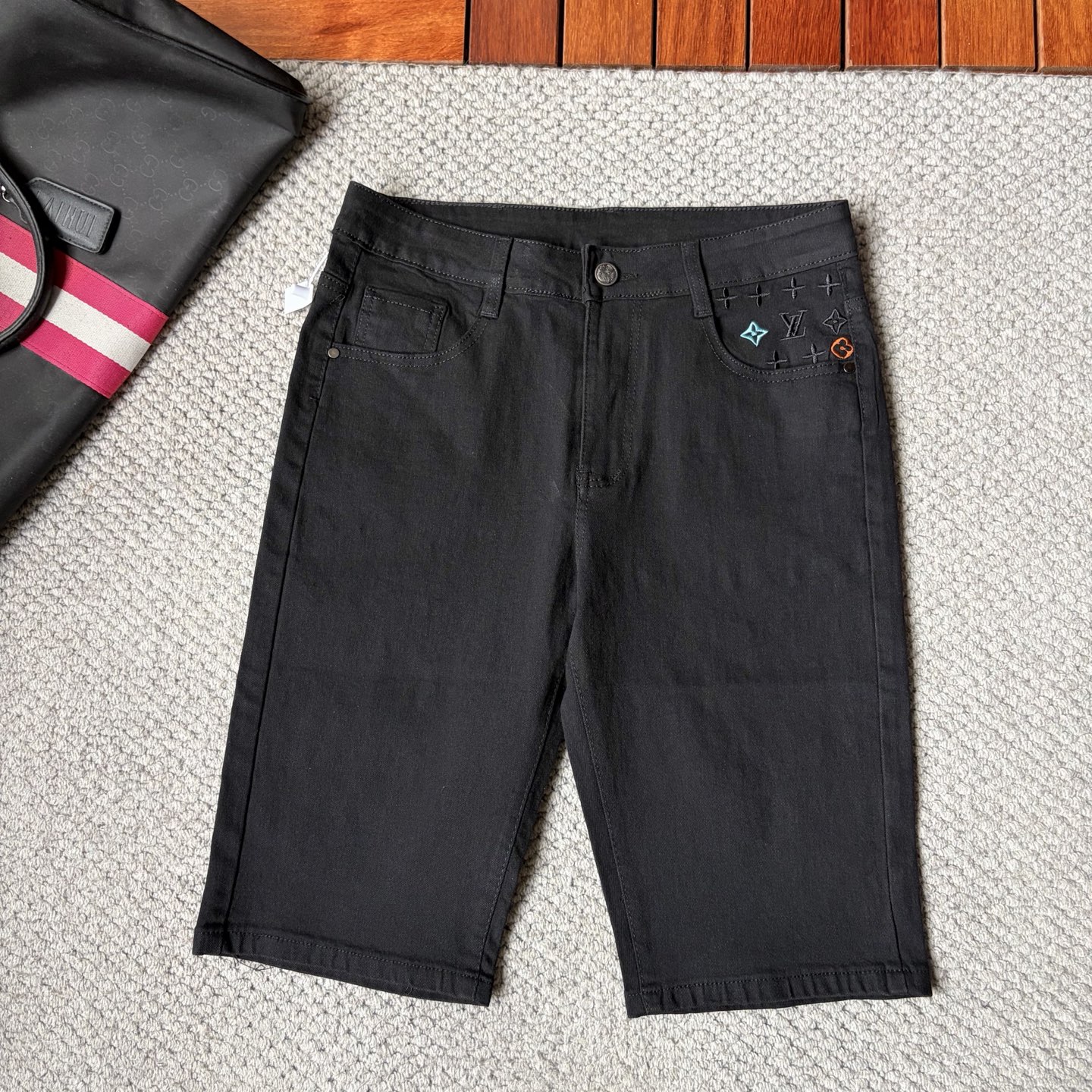 NO:918617,LV 2026 new men's jeans. The fabric has good elasticity. Exclusively available on the official website. Fashionable and elegant. Heavy craftsmanship design. Using original color yeast washing process. Selected imported heavy denim denim fabric. Equipped with counter hardware decoration. Genuine leather label. Exquisite stitching. Big brand style. Worth owning. Code number 28-36, no 35, shipped next day, louis vuitton, jeans,19860909LV 2026新品男士牛仔裤 面料弹性好.独家发售 官网同步 时尚优雅 重工艺设计.采用原色酵母水洗工艺 精选进口重磅丹宁牛仔面料 配专柜五金装饰 真皮皮牌 精致车线 大牌风范 值得拥有.码数28-36无35,隔天出货,,louis vuitton,jeans,,Men's clothing