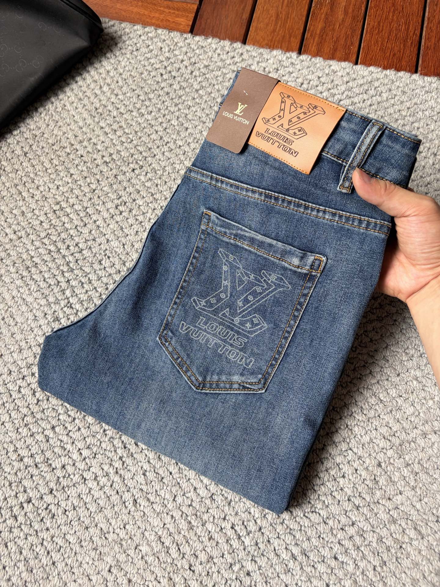 NO:918396,LV's 2026 new men's jeans. The fabric is elastic. Exclusively available on the official website. Fashionable and elegant. Heavy craftsmanship design. Using original color yeast washing process. Selected imported heavyweight denim denim fabric. Equipped with counter hardware decoration. Genuine leather label. Exquisite stitching. Big brand style. Worth owning. Size 28-38, shipped next day, Louis Vuitton, Jeans,19860909LV‘’2026新品男士牛仔裤 面料弹性好.独家发售 官网同步 时尚优雅 重工艺设计.采用原色酵母水洗工艺 精选进口重磅丹宁牛仔面料 配专柜五金装饰 真皮皮牌 精致车线 大牌风范 值得拥有.码数28-38,隔天出货,,louis vuitton,jeans,,Men's clothing
