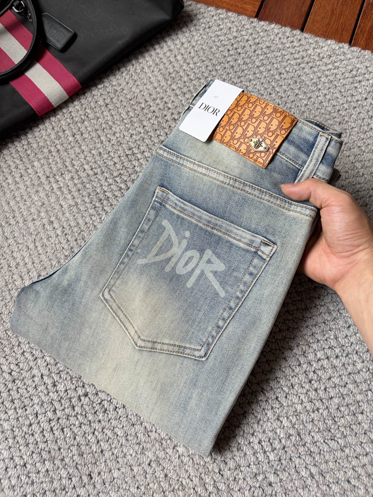 NO:918398,drrr’2026 new men’s jeans have good fabric elasticity. Exclusively available on the official website. Fashionable and elegant. Heavy craftsmanship design. Using original color yeast washing process. Selected imported heavyweight denim denim fabric. Equipped with counter hardware decoration. Genuine leather label. Exquisite stitching. Big brand style. Worth owning. Size 28-38, shipped next day,,jeans,19860909drrr’2026新品男士牛仔裤 面料弹性好.独家发售 官网同步 时尚优雅 重工艺设计.采用原色酵母水洗工艺 精选进口重磅丹宁牛仔面料 配专柜五金装饰 真皮皮牌 精致车线 大牌风范 值得拥有.码数28-38,隔天出货,,jeans,,Men's clothing