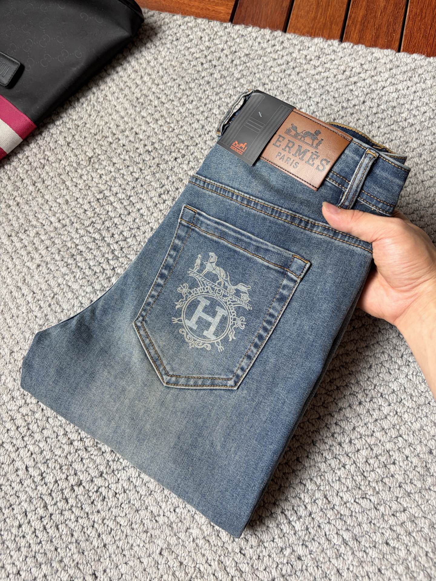 NO:918394,Hermes' 2026 new men's jeans. The fabric has good elasticity. Exclusively available on the official website. Fashionable and elegant. Heavy craftsmanship design. Using original color yeast washing process. Selected imported heavy denim denim fabric. Equipped with counter hardware decoration. Genuine leather label. Exquisite stitching. Big brand style. Worth owning. Size 28-38, shipped next day, hermes,jeans,19860909爱马‘’2026新品男士牛仔裤 面料弹性好.独家发售 官网同步 时尚优雅 重工艺设计.采用原色酵母水洗工艺 精选进口重磅丹宁牛仔面料 配专柜五金装饰 真皮皮牌 精致车线 大牌风范 值得拥有.码数28-38,隔天出货,,hermes,jeans,,Men's clothing