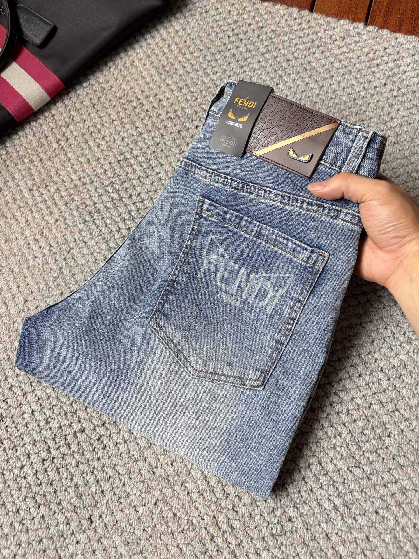 NO:918393,Fendi's 2026 new men's jeans. The fabric has good elasticity. Exclusively available on the official website. Fashionable and elegant. Heavy craftsmanship design. Using original color yeast washing process. Selected imported heavy denim denim fabric. Equipped with counter hardware decoration. Genuine leather label. Exquisite stitching. Big brand style. Worth owning. Size 28-38, shipped next day,,fendi,jeans,19860909芬迪‘’2026新品男士牛仔裤 面料弹性好.独家发售 官网同步 时尚优雅 重工艺设计.采用原色酵母水洗工艺 精选进口重磅丹宁牛仔面料 配专柜五金装饰 真皮皮牌 精致车线 大牌风范 值得拥有.码数28-38,隔天出货,,fendi,jeans,,Men's clothing