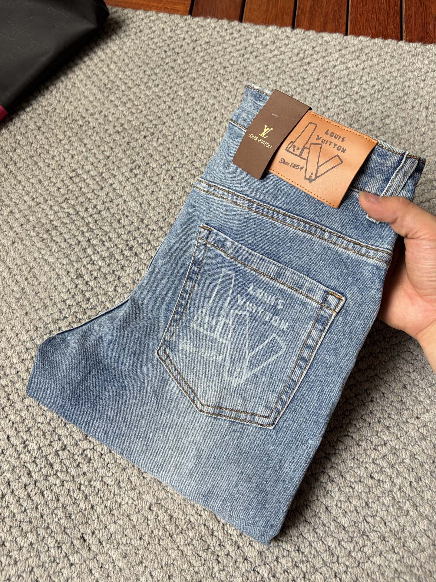 NO:918390,LV's 2026 new men's jeans. The fabric is elastic. Exclusively available on the official website. Fashionable and elegant. Heavy craftsmanship design. Using original color yeast washing process. Selected imported heavyweight denim denim fabric. Equipped with counter hardware decoration. Genuine leather label. Exquisite stitching. Big brand style. Worth owning. Size 28-38, shipped next day, Louis Vuitton, Jeans,19860909LV‘’2026新品男士牛仔裤 面料弹性好.独家发售 官网同步 时尚优雅 重工艺设计.采用原色酵母水洗工艺 精选进口重磅丹宁牛仔面料 配专柜五金装饰 真皮皮牌 精致车线 大牌风范 值得拥有.码数28-38,隔天出货,,louis vuitton,jeans,,Men's clothing