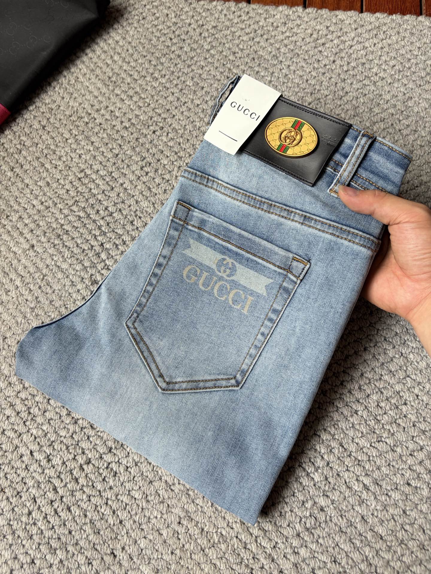 NO:918387,Gucci's 2026 new men's jeans. The fabric has good elasticity. Exclusively available on the official website. Fashionable and elegant. Heavy craftsmanship design. Using original color yeast washing process. Selected imported heavy denim denim fabric. Equipped with counter hardware decoration. Genuine leather label. Exquisite stitching. Big brand style. Worth owning. Size 28-38, shipped next day,,jeans,19860909古奇‘’2026新品男士牛仔裤 面料弹性好.独家发售 官网同步 时尚优雅 重工艺设计.采用原色酵母水洗工艺 精选进口重磅丹宁牛仔面料 配专柜五金装饰 真皮皮牌 精致车线 大牌风范 值得拥有.码数28-38,隔天出货,,jeans,,Men's clothing