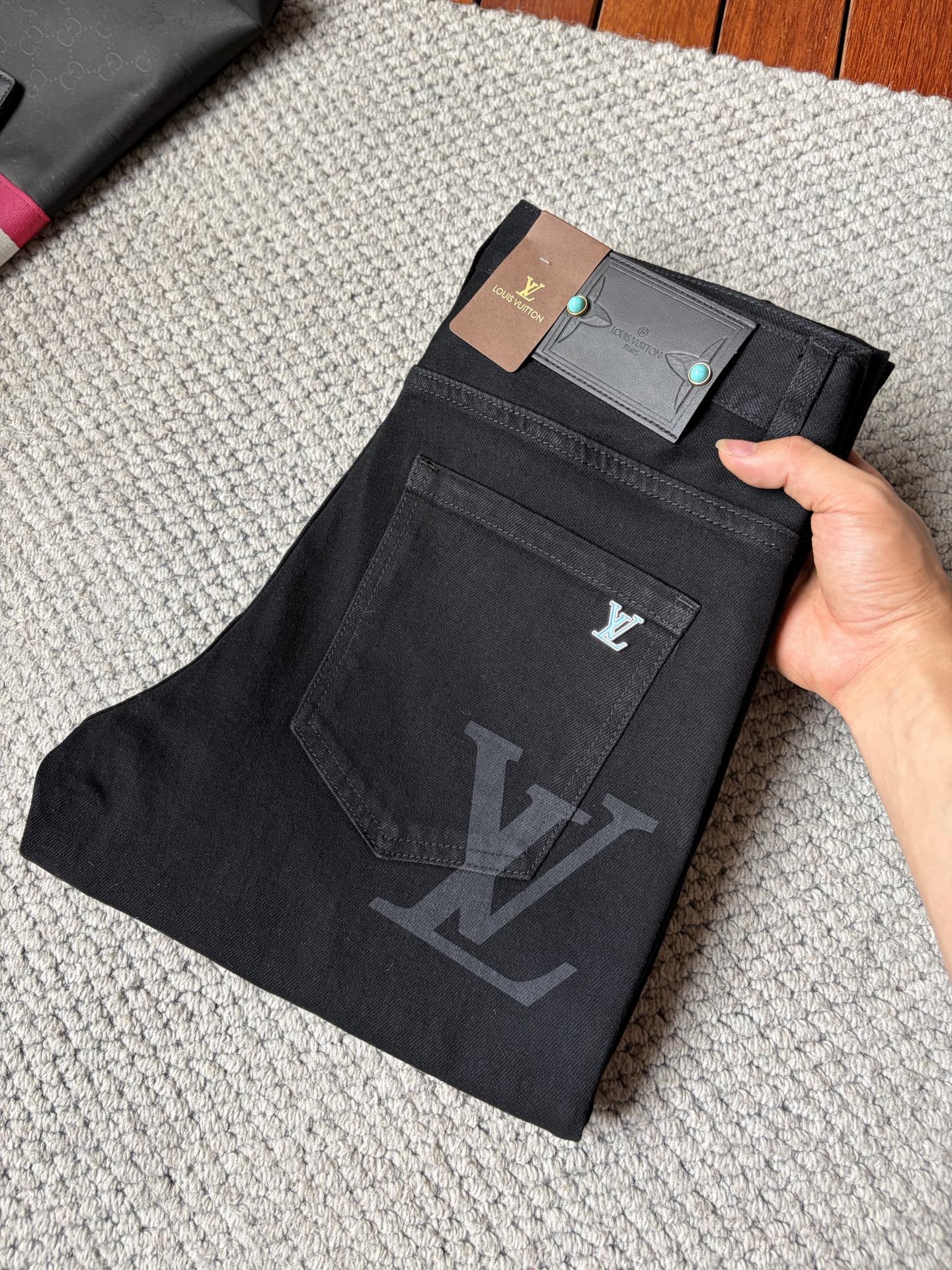 NO:918384,LV's 2026 new men's jeans. The fabric is elastic. Exclusively available on the official website. Fashionable and elegant. Heavy craftsmanship design. Using original color yeast washing process. Selected imported heavyweight denim denim fabric. Equipped with counter hardware decoration. Genuine leather label. Exquisite stitching. Big brand style. Worth owning. Size 28-38, shipped next day, Louis Vuitton, Jeans,19860909LV‘’2026新品男士牛仔裤 面料弹性好.独家发售 官网同步 时尚优雅 重工艺设计.采用原色酵母水洗工艺 精选进口重磅丹宁牛仔面料 配专柜五金装饰 真皮皮牌 精致车线 大牌风范 值得拥有.码数28-38,隔天出货,,louis vuitton,jeans,,Men's clothing