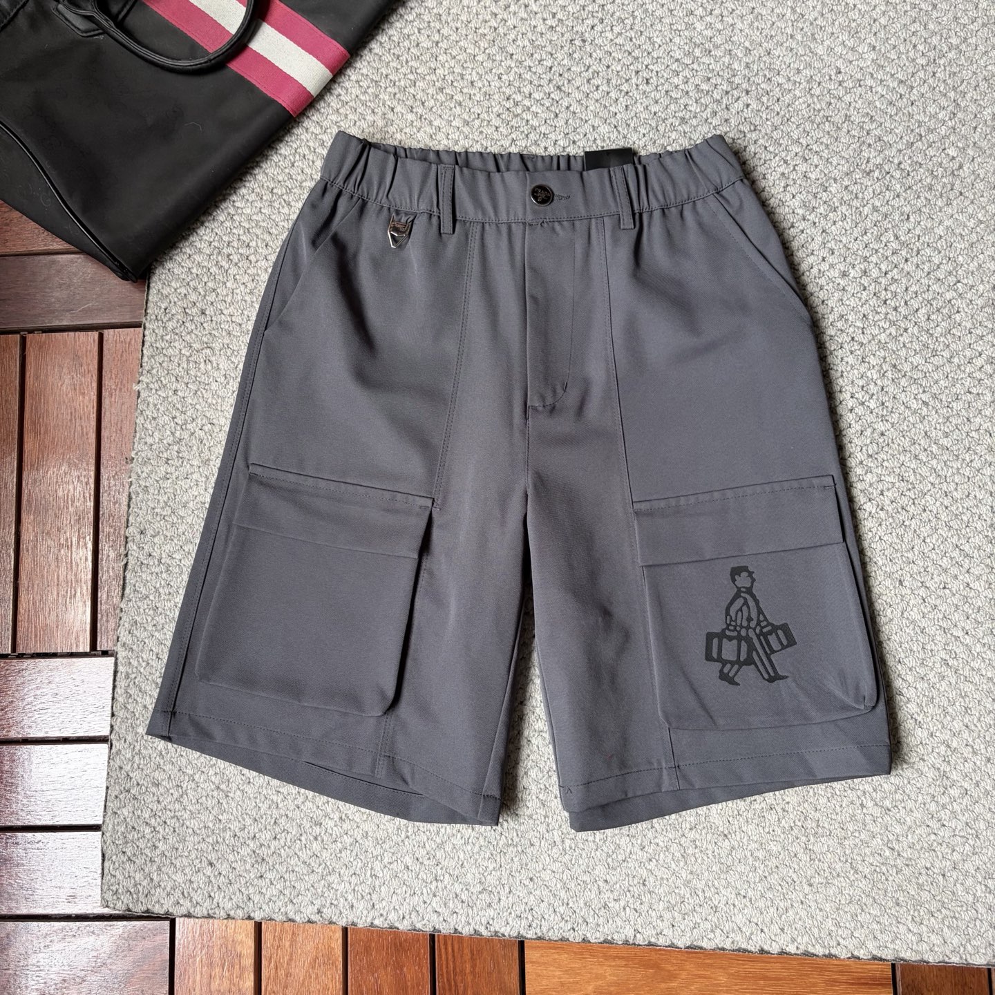 NO:918248,Pula’’26ss new summer men’s casual work shorts American retro advanced custom-made summer special technology quick-drying breathable fabric with high breathability and comfort, impeccable details, customized development of accessories, what you see is what you get, reflecting high quality. It feels delicate and soft!  Three-dimensional cutting, simple and fashionable, and the upper body shape is awesome!  Size M-3XL (shipped next day), prada, shorts,19860909普拉‘’26ss夏季新款男士休闲工装短裤 美式复古高级定制夏季专用科技速干透气面料 透气舒适度高,细节无可挑剔,辅料定制开发,所见即所得,体现高品质.手感细腻柔软！立体裁剪,简单时尚,上身版型超赞！码数M-3XL（隔天出货）,,prada,shorts,,Men's clothing