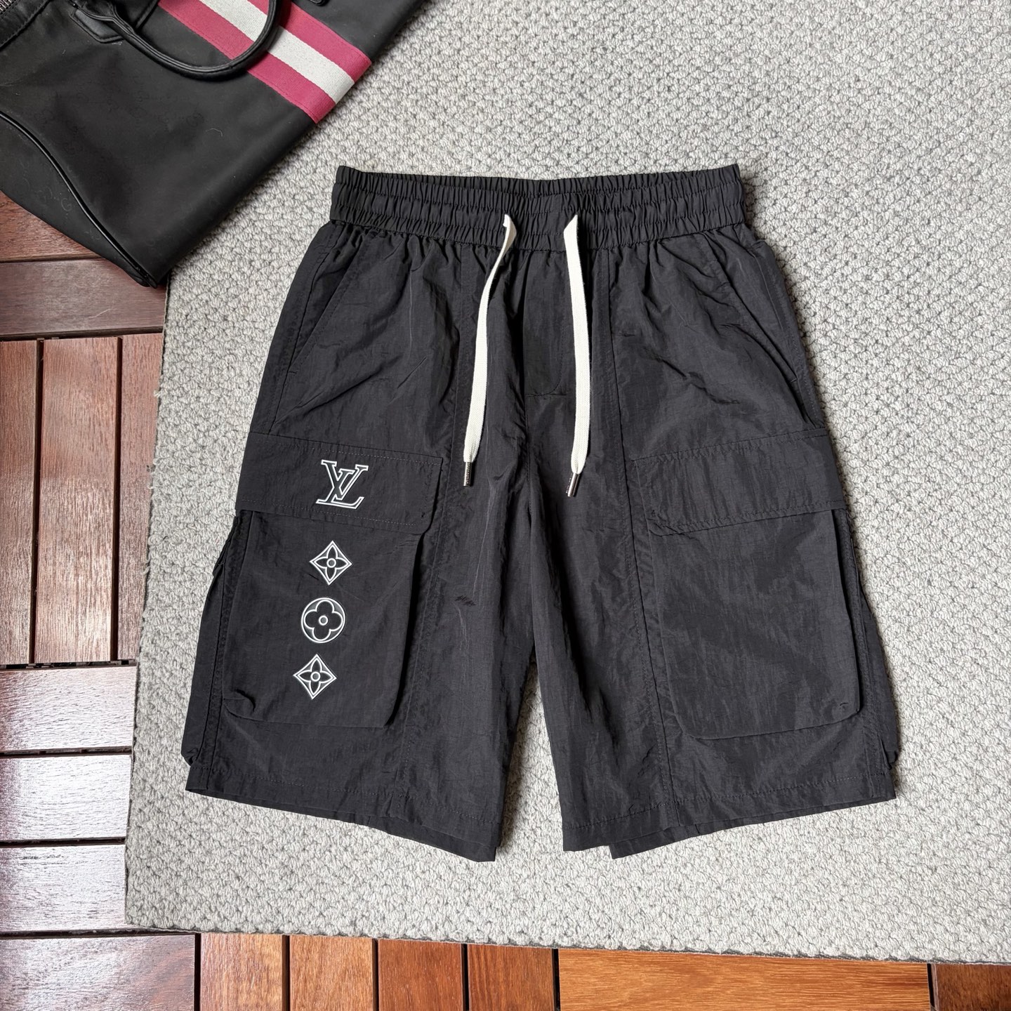 NO:938188,LV26ss new summer men's casual work shorts, American retro advanced custom-made summer special technology quick-drying breathable fabric, high breathability and comfort, impeccable details, customized development of accessories, what you see is what you get, reflecting high quality. It feels delicate and soft!  Three-dimensional cutting, simple and fashionable, and the upper body shape is awesome!  Size M-4XL (shipped next day),,louis vuitton,shorts,19860909LV26ss夏季新款男士休闲工装短裤 美式复古高级定制夏季专用科技速干透气面料 透气舒适度高,细节无可挑剔,辅料定制开发,所见即所得,体现高品质.手感细腻柔软！立体裁剪,简单时尚,上身版型超赞！码数M-4XL（隔天出货）,,louis vuitton,shorts,,Men's clothing
