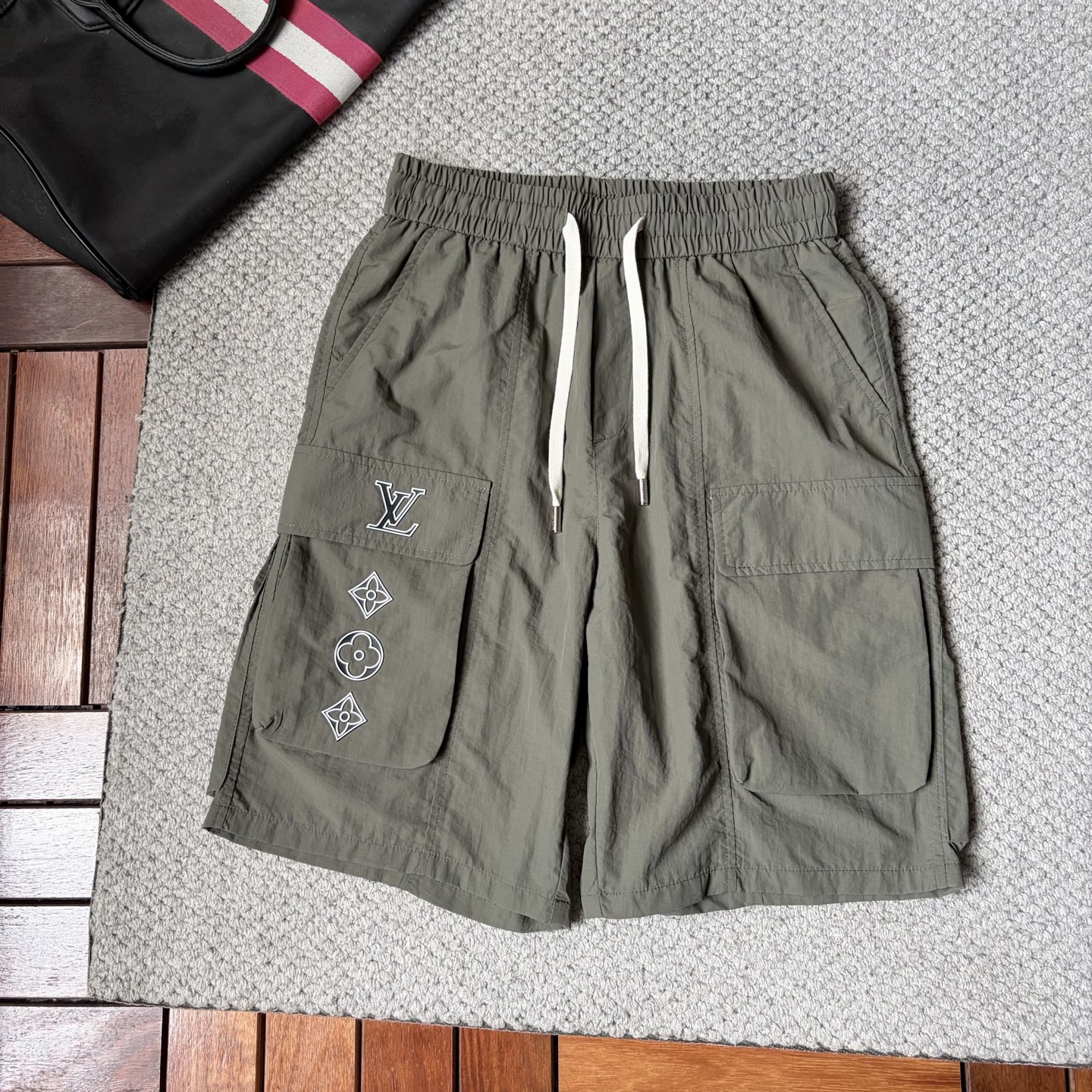 NO:918246,Lv26ss summer new men's casual work shorts American retro advanced custom-made summer special technology quick-drying breathable fabric with high breathability and comfort, impeccable details, customized development of accessories, what you see is what you get, reflecting high quality. It feels delicate and soft!  Three-dimensional cutting, simple and fashionable, and the upper body shape is awesome!  Size M-4XL (shipped next day),,louis vuitton,shorts,19860909Lv26ss夏季新款男士休闲工装短裤 美式复古高级定制夏季专用科技速干透气面料 透气舒适度高,细节无可挑剔,辅料定制开发,所见即所得,体现高品质.手感细腻柔软！立体裁剪,简单时尚,上身版型超赞！码数M-4XL（隔天出货）,,louis vuitton,shorts,,Men's clothing