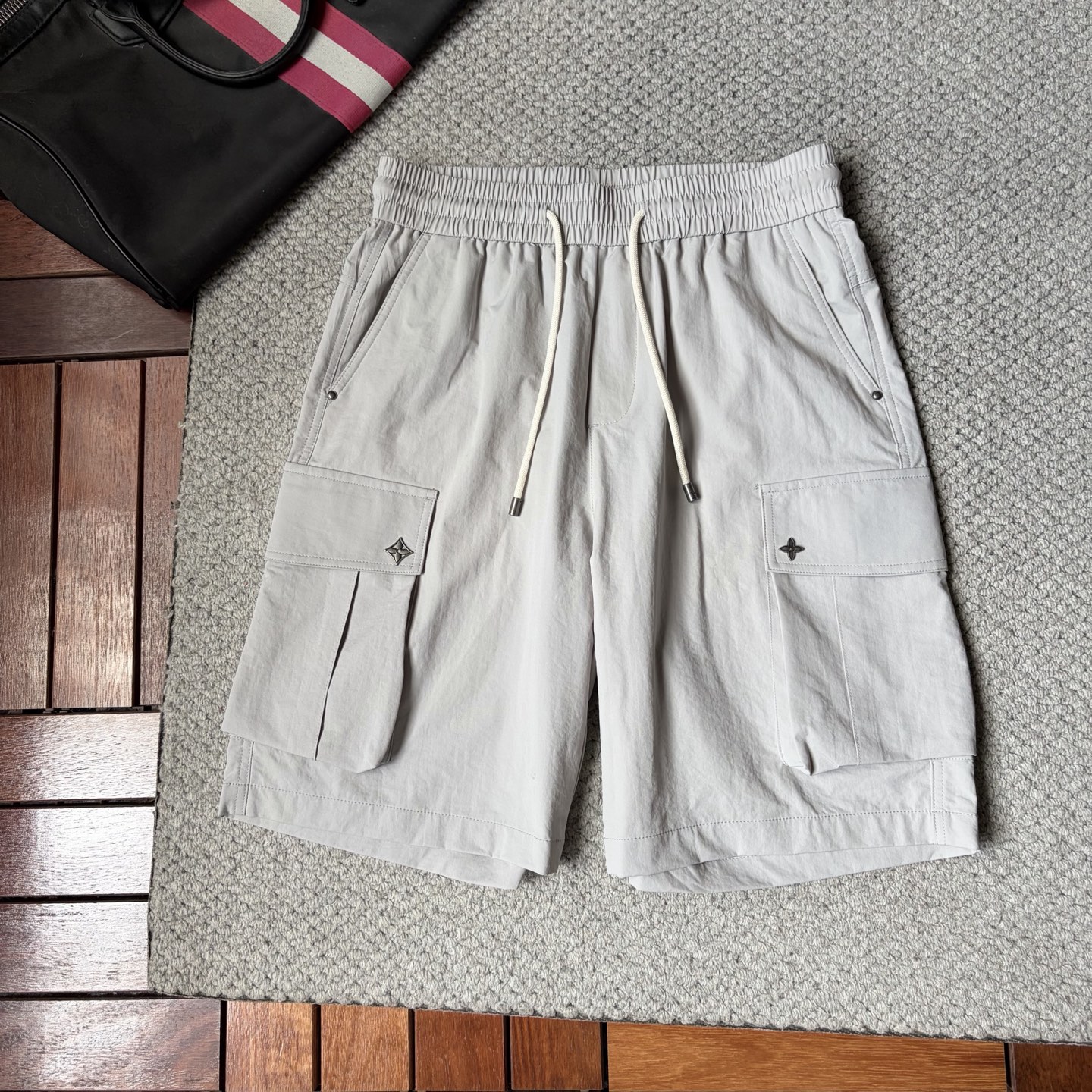 NO:918255,LV26ss new summer men's casual work shorts, American retro advanced custom-made summer special technology quick-drying breathable fabric, high breathability and comfort, impeccable details, customized development of accessories, what you see is what you get, reflecting high quality. It feels delicate and soft!  Three-dimensional cutting, simple and fashionable, and the upper body shape is awesome!  Size 29-38, no 35 (next day shipping),, louis vuitton, shorts,19860909LV26ss夏季新款男士休闲工装短裤 美式复古高级定制夏季专用科技速干透气面料 透气舒适度高,细节无可挑剔,辅料定制开发,所见即所得,体现高品质.手感细腻柔软！立体裁剪,简单时尚,上身版型超赞！码数29-38,无35（隔天出货）,,louis vuitton,shorts,,Men's clothing