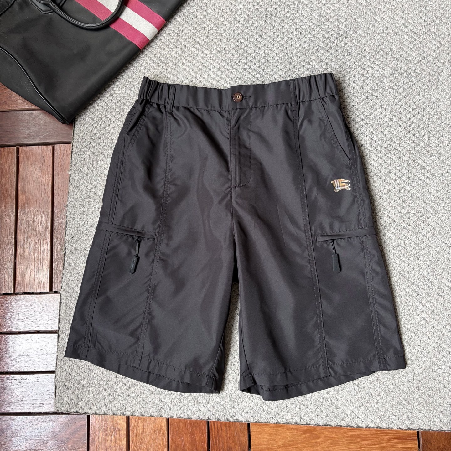 NO:918261,Babao's new 26ss summer men's casual work shorts are American retro advanced custom-made summer-specific technical quick-drying breathable fabrics with high breathability and comfort, impeccable details, customized development of accessories, what you see is what you get, and high quality. It feels delicate and soft!  Three-dimensional cutting, simple and fashionable, and the upper body shape is awesome!  Size M-4XL (shipped next day),,burberry,shorts,19860909巴宝‘’26ss夏季新款男士休闲工装短裤 美式复古高级定制夏季专用科技速干透气面料 透气舒适度高,细节无可挑剔,辅料定制开发,所见即所得,体现高品质.手感细腻柔软！立体裁剪,简单时尚,上身版型超赞！码数M-4XL（隔天出货）,,burberry,shorts,,Men's clothing