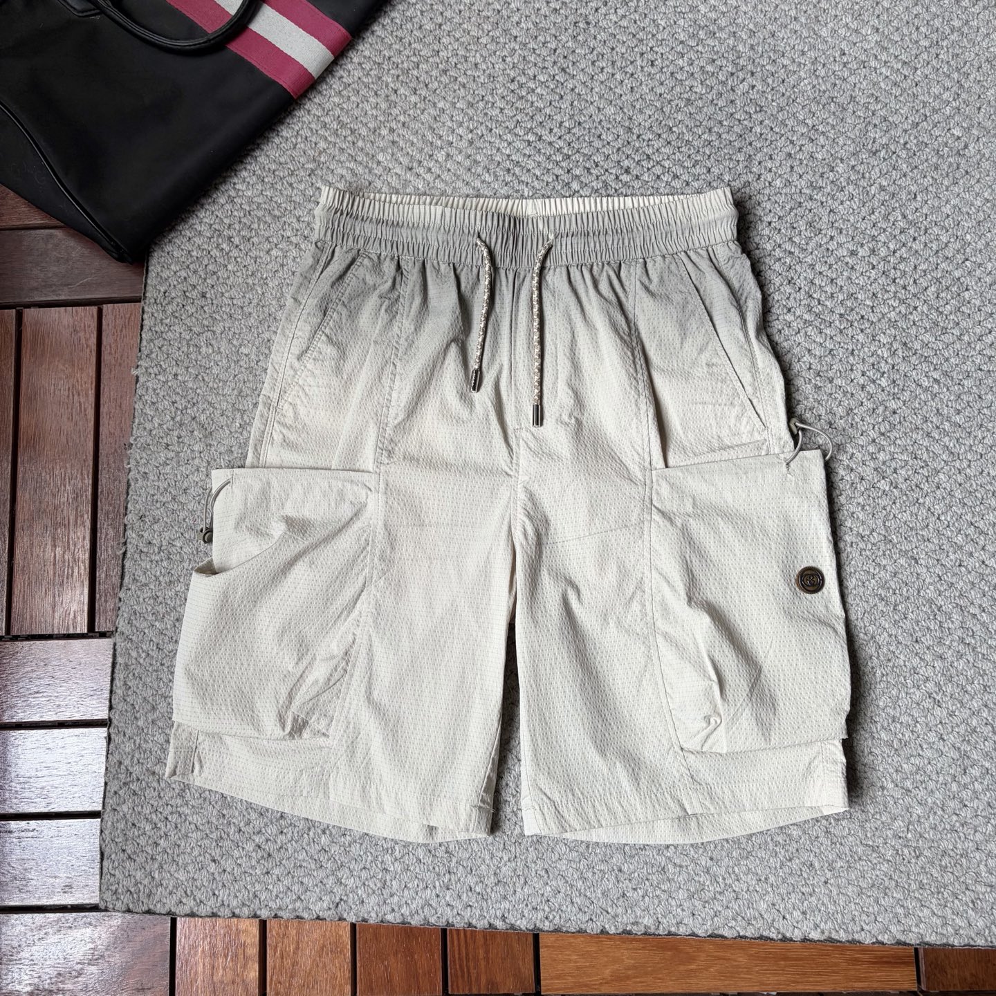 NO:918259,Gucci 26ss new summer men's casual work shorts American retro advanced custom-made summer special technology quick-drying breathable fabric with high breathability and comfort, impeccable details, customized development of accessories, what you see is what you get, reflecting high quality. It feels delicate and soft!  Three-dimensional cutting, simple and fashionable, and the upper body shape is awesome!  Size M-4XL (shipped next day),,shorts,19860909古奇26ss夏季新款男士休闲工装短裤 美式复古高级定制夏季专用科技速干透气面料 透气舒适度高,细节无可挑剔,辅料定制开发,所见即所得,体现高品质.手感细腻柔软！立体裁剪,简单时尚,上身版型超赞！码数M-4XL（隔天出货）,,shorts,,Men's clothing