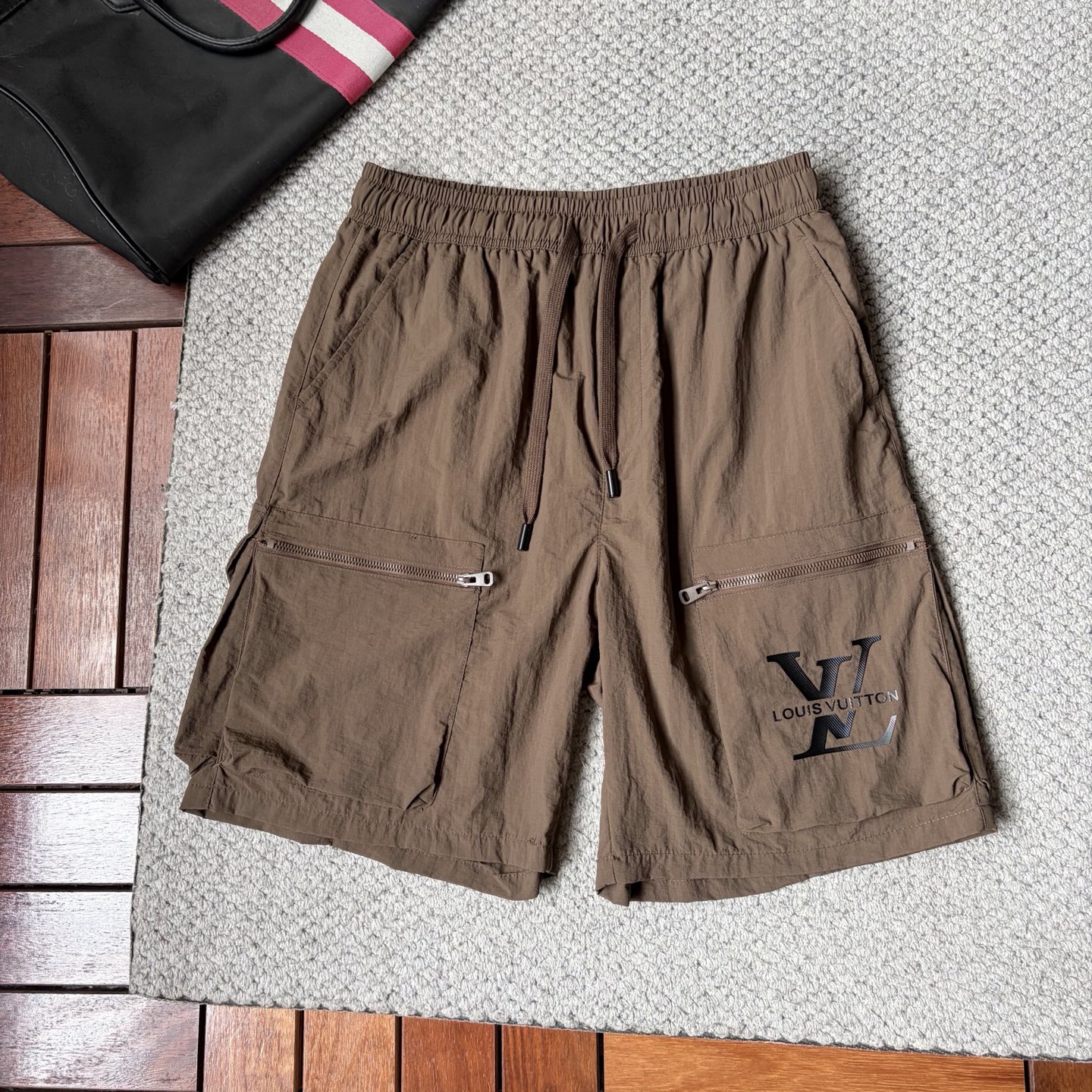 NO:918257,LV26ss new summer men's casual work shorts, American retro advanced custom-made summer special technology quick-drying breathable fabric, high breathability and comfort, impeccable details, customized development of accessories, what you see is what you get, reflecting high quality. It feels delicate and soft!  Three-dimensional cutting, simple and fashionable, and the upper body shape is awesome!  Size M-4XL (shipped next day),,louis vuitton,shorts,19860909LV26ss夏季新款男士休闲工装短裤 美式复古高级定制夏季专用科技速干透气面料 透气舒适度高,细节无可挑剔,辅料定制开发,所见即所得,体现高品质.手感细腻柔软！立体裁剪,简单时尚,上身版型超赞！码数M-4XL（隔天出货）,,louis vuitton,shorts,,Men's clothing