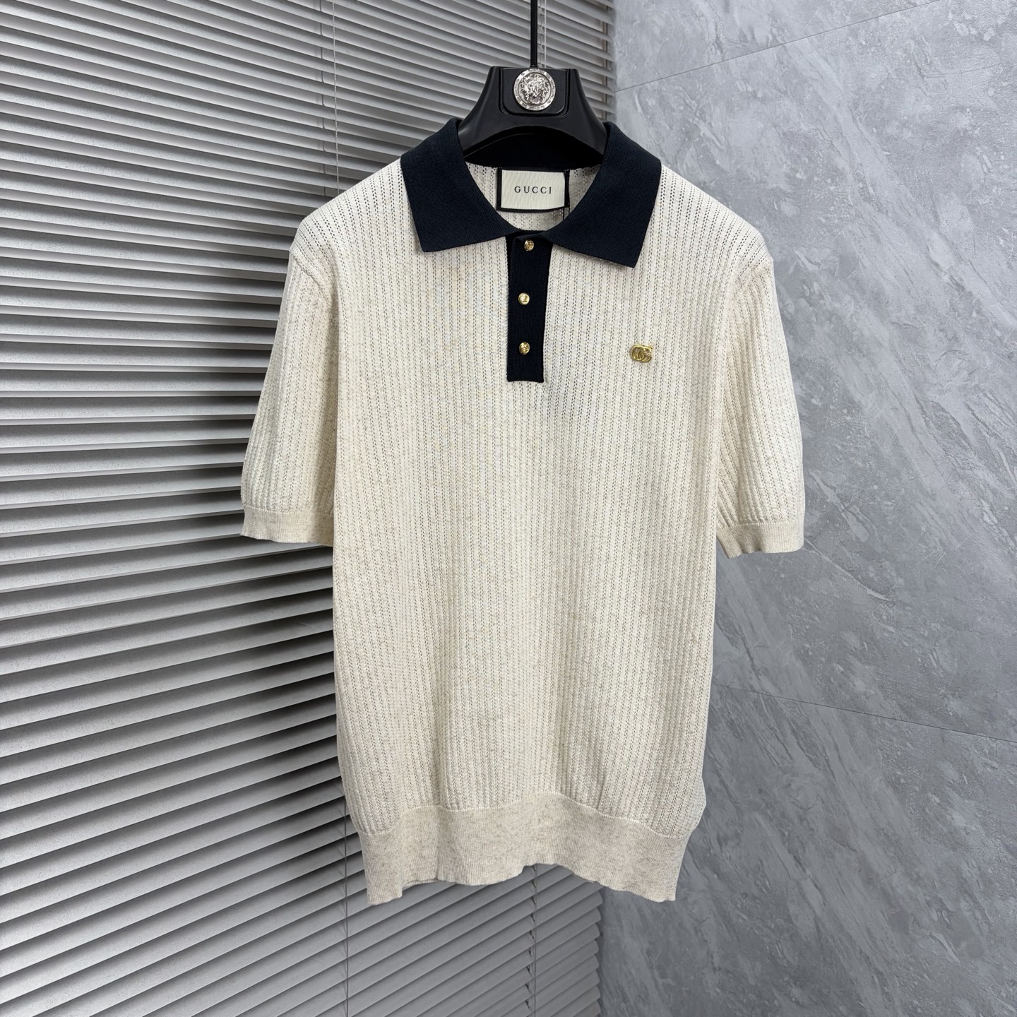 NO:925939,Gucci, '' 2026 spring and summer style small mid-collar knitted fabric, truly selected highly breathable Tencel fabric, comfortable and not stuffy to wear in summer, crisp and stylish, small logo and heavy craftsmanship, simple and not simple, high-end Tencel wool sweater short sleeves, pure color and simple, fashionable yet luxurious, quality is unquestionable, the upper body effect is great, size M-3XL, shipped next day,, T-shirt,19860909古奇、‘’2026春夏款小中领针织 真正甄选高度透气天丝面料,夏季穿着舒服不闷热,版型挺括有型,小logo重工艺搭配简约不简单,高端级天丝羊毛衫短袖 纯色简约 时尚不失奢华 品质毋庸置疑 上身效果超赞,尺码M-3XL,隔天出货,,T-shirt,,Men's clothing