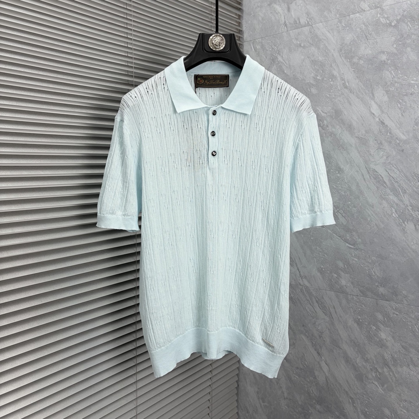 NO:925928,LG, '' 2026 spring and summer style small mid-collar knitted fabric, truly selected highly breathable Tencel fabric, comfortable and not stuffy to wear in summer, crisp and stylish, small logo and heavy craftsmanship, simple and not simple, high-end Tencel wool sweater short sleeves, solid color and simple, fashionable yet luxurious, quality is beyond doubt, the upper body effect is great, size M-3XL, shipped next day,, T-shirt,19860909LG、‘’2026春夏款小中领针织 真正甄选高度透气天丝面料,夏季穿着舒服不闷热,版型挺括有型,小logo重工艺搭配简约不简单,高端级天丝羊毛衫短袖 纯色简约 时尚不失奢华 品质毋庸置疑 上身效果超赞,尺码M-3XL,隔天出货,,T-shirt,,Men's clothing