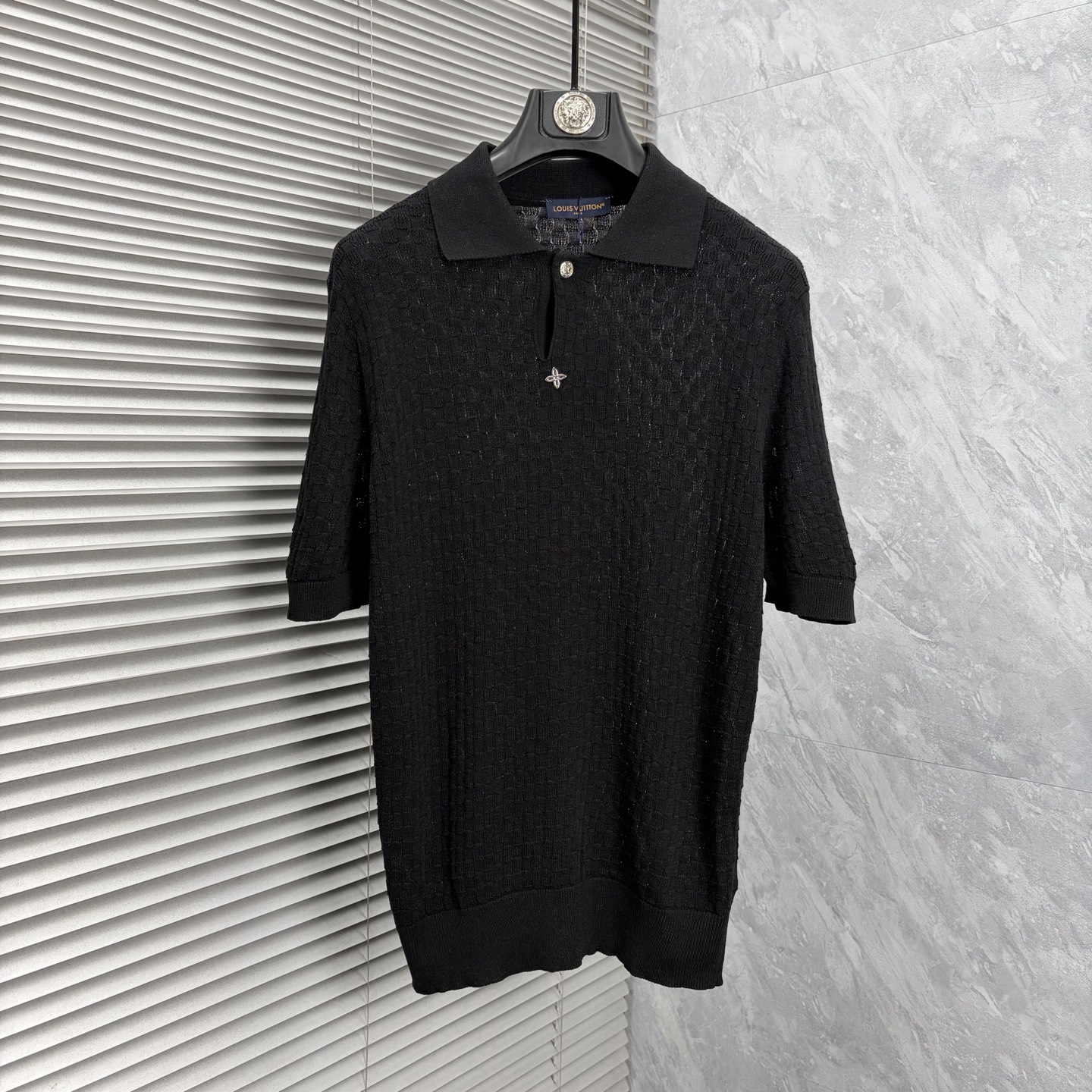NO:925905,LV, '' 2026 spring and summer small mid-collar knitted fabric, truly selected highly breathable Tencel fabric, comfortable and not stuffy to wear in summer, crisp and stylish, small logo and heavy craftsmanship, simple but not simple, high-end Tencel woolen sweater short sleeves, solid color, simple, fashionable yet luxurious, quality is beyond doubt, the upper body effect is great, size M-3XL, shipped next day,, louis vuitton, T-shirt,19860909LV、‘’2026春夏款小中领针织 真正甄选高度透气天丝面料,夏季穿着舒服不闷热,版型挺括有型,小logo重工艺搭配简约不简单,高端级天丝羊毛衫短袖 纯色简约 时尚不失奢华 品质毋庸置疑 上身效果超赞,尺码M-3XL,隔天出货,,louis vuitton,T-shirt,,Men's clothing
