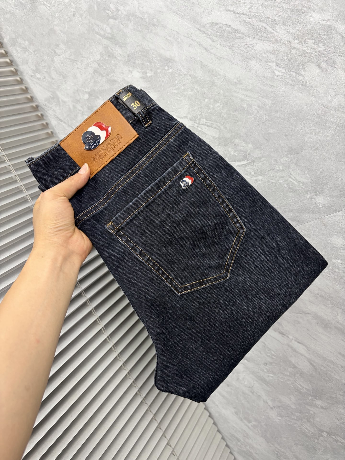 NO:933995,Mengkou's 2026 spring latest jeans are stress-free to enter and leave the store. Best-selling models in the counter. Shared taste and value. Very comfortable to wear. Low-key yet luxurious. Very classy to wear. Needless to say the trousers style and cut. The upper body is exquisite and vivid. Real first-class top quality. Really palace-level casual pants, using Turkish cotton. The most famous denim fabric is produced. The quality is outstanding. After heavy washing, the pants are very soft. Straight-leg version.  Don’t be picky. The upper body is absolutely stylish. CX25 is extremely luxurious!  Size 29-38,,Moncler,jeans,19860909蒙口 2026年春季最新品牛仔裤出入专卖店无压力 专柜热销款 品味与价值共享 身穿着非常舒适 低调不失奢华 穿出去非常有档次,裤型款式和裁剪亦无需多言 上身精致跃然.真正一等一顶级质料 真正殿堂级的休闲裤,选用土耳其的棉花 生产出最有名的单宁布 品质卓然 经过重水洗使得裤子很柔软 直脚的版型 不挑人 上身绝对的有型 CX25 极度奢华！尺码29-38,,Moncler,jeans,,Men's clothing