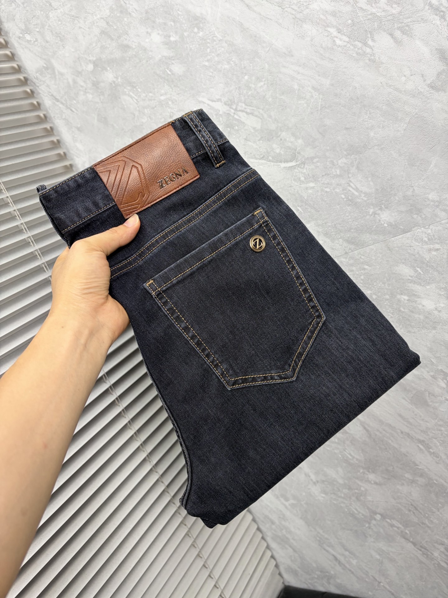 NO:934000,Ermenegildo Zegna's latest 2026 spring jeans are stress-free to enter and leave the store. Best-selling models in the counter. Taste and value are shared. Very comfortable to wear. Low-key yet luxurious. Very classy to wear. Needless to say the trousers style and cut. The upper body is exquisite and vivid. Really first-class and top-quality materials. Really palace-level casual pants, using Turkish cotton to produce the most famous denim. Excellent quality. After heavy washing, the pants are very soft. Straight-leg version.  Don’t be picky. The upper body is absolutely stylish. CX25 is extremely luxurious!  Size 29-38,,zegna,jeans,19860909杰尼亚 2026年春季最新品牛仔裤出入专卖店无压力 专柜热销款 品味与价值共享 身穿着非常舒适 低调不失奢华 穿出去非常有档次,裤型款式和裁剪亦无需多言 上身精致跃然.真正一等一顶级质料 真正殿堂级的休闲裤,选用土耳其的棉花 生产出最有名的单宁布 品质卓然 经过重水洗使得裤子很柔软 直脚的版型 不挑人 上身绝对的有型 CX25 极度奢华！尺码29-38,,zegna,jeans,,Men's clothing
