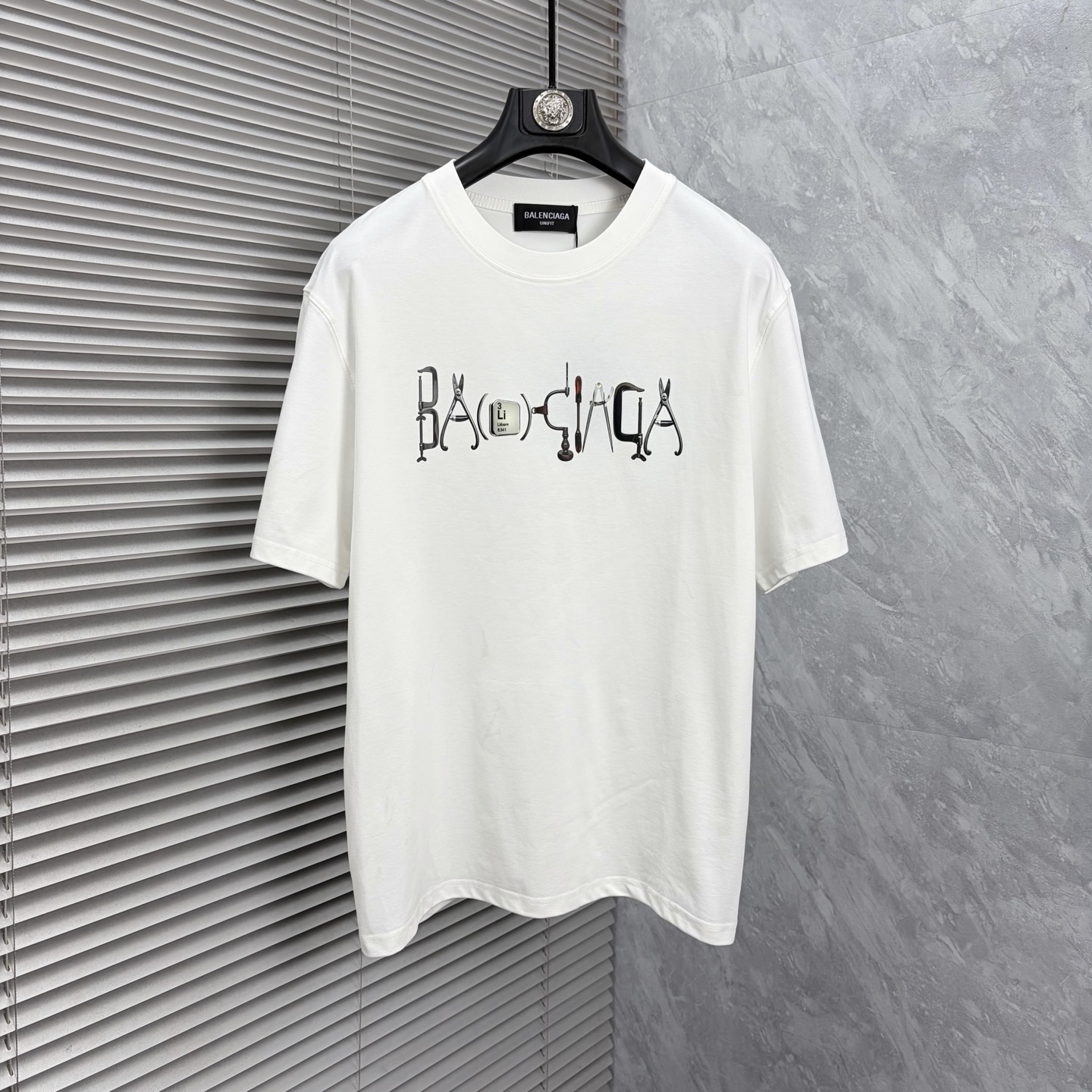 NO:910631,Paris's latest 2026ss spring and summer short-sleeved T-shirts are now available!  !  2026 new T-shirt, high version special fabric, high weight (260g) pure cotton fabric, comfortable yet wide upper body, embroidery technology, digital printing, same style for men and women, loose fit, fine workmanship, comfortable upper body, super handsome upper body, same style for men and women, M-3XL (slightly wider version),, T-shirt, tees, t-shirt,19860909巴黎 2026ss春夏最新款短袖T恤出货啦！！ 2026新款T恤 高版本专用面料 高克重（260g）纯棉面料 上身舒适不失挺阔 刺绣工艺、数字印花、男女同款 宽松版型 做工走线精细 面料上身舒适 超帅上身 男女同款M-3XL（版型微阔）,,T-shirt,tees，t-shirt,,Men's clothing