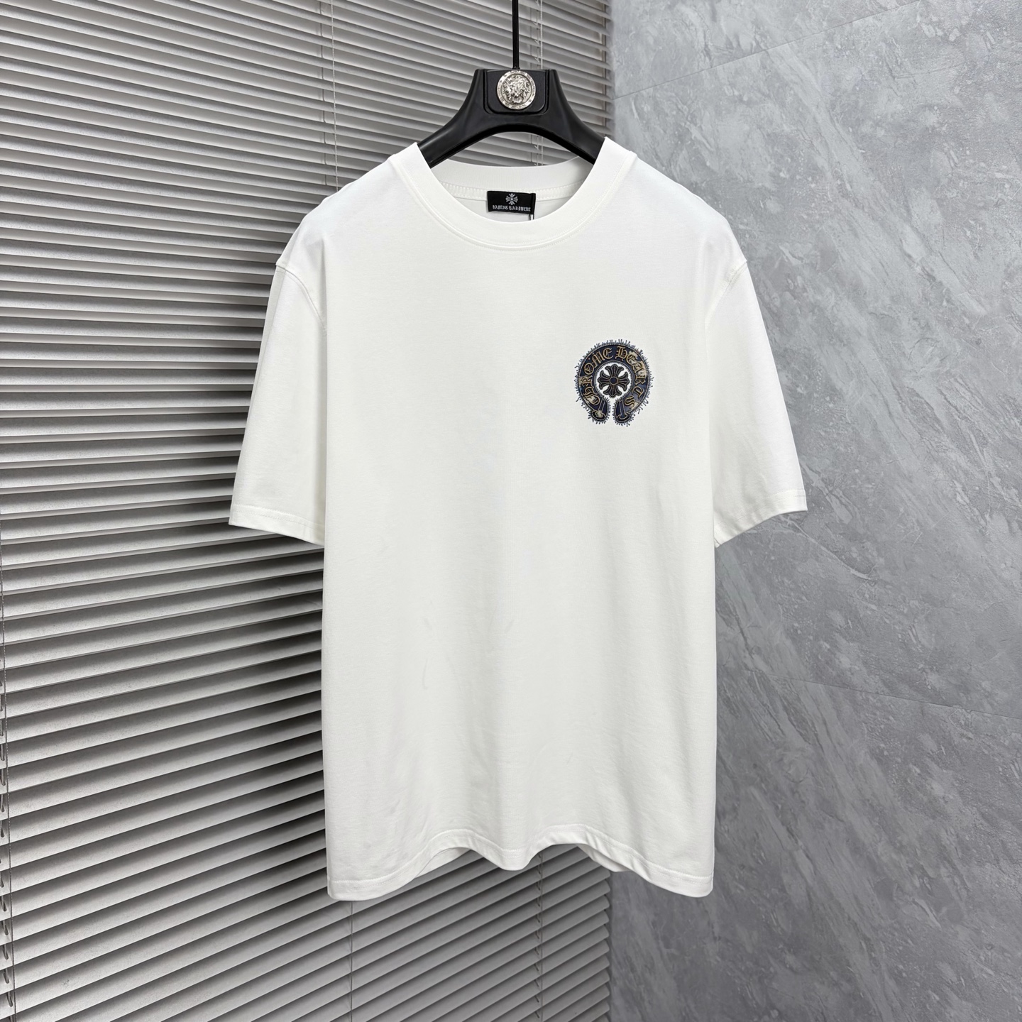 NO:910625,CH Crow Heart's latest 2026ss spring and summer short-sleeved T-shirt is now available!  !  2026 new T-shirt, high version special fabric, high weight (260g) pure cotton fabric, comfortable yet wide upper body, embroidery technology, digital printing, same style for men and women, loose fit, fine workmanship, comfortable fabric upper body, super handsome upper body, same style for men and women, M-3XL (slightly wider version),, chrome hearts, T-shirt, tees, t-shirt,19860909CH克罗心 2026ss春夏最新款短袖T恤出货啦！！ 2026新款T恤 高版本专用面料 高克重（260g）纯棉面料 上身舒适不失挺阔 刺绣工艺、数字印花、男女同款 宽松版型 做工走线精细 面料上身舒适 超帅上身 男女同款M-3XL（版型微阔）,,chrome hearts,T-shirt,tees，t-shirt,,Men's clothing