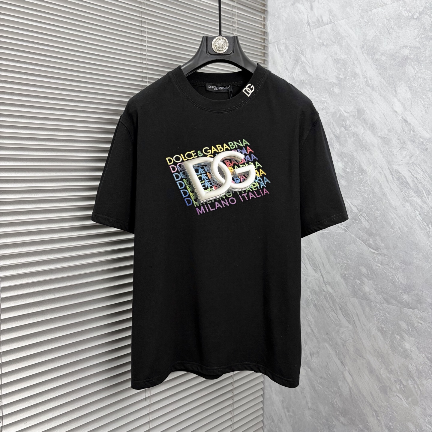 NO:910619,DG's latest 2026ss spring and summer short-sleeved T-shirts are now available!  !  2026 new T-shirt, high version special fabric, high weight (260g) pure cotton fabric, comfortable yet wide upper body, embroidery technology, digital printing, same style for men and women, loose fit, fine workmanship, comfortable upper body, super handsome upper body, same style for men and women, M-3XL (slightly wider version),, T-shirt, tees, t-shirt,19860909DG 2026ss春夏最新款短袖T恤出货啦！！ 2026新款T恤 高版本专用面料 高克重（260g）纯棉面料 上身舒适不失挺阔 刺绣工艺、数字印花、男女同款 宽松版型 做工走线精细 面料上身舒适 超帅上身 男女同款M-3XL（版型微阔）,,T-shirt,tees，t-shirt,,Men's clothing