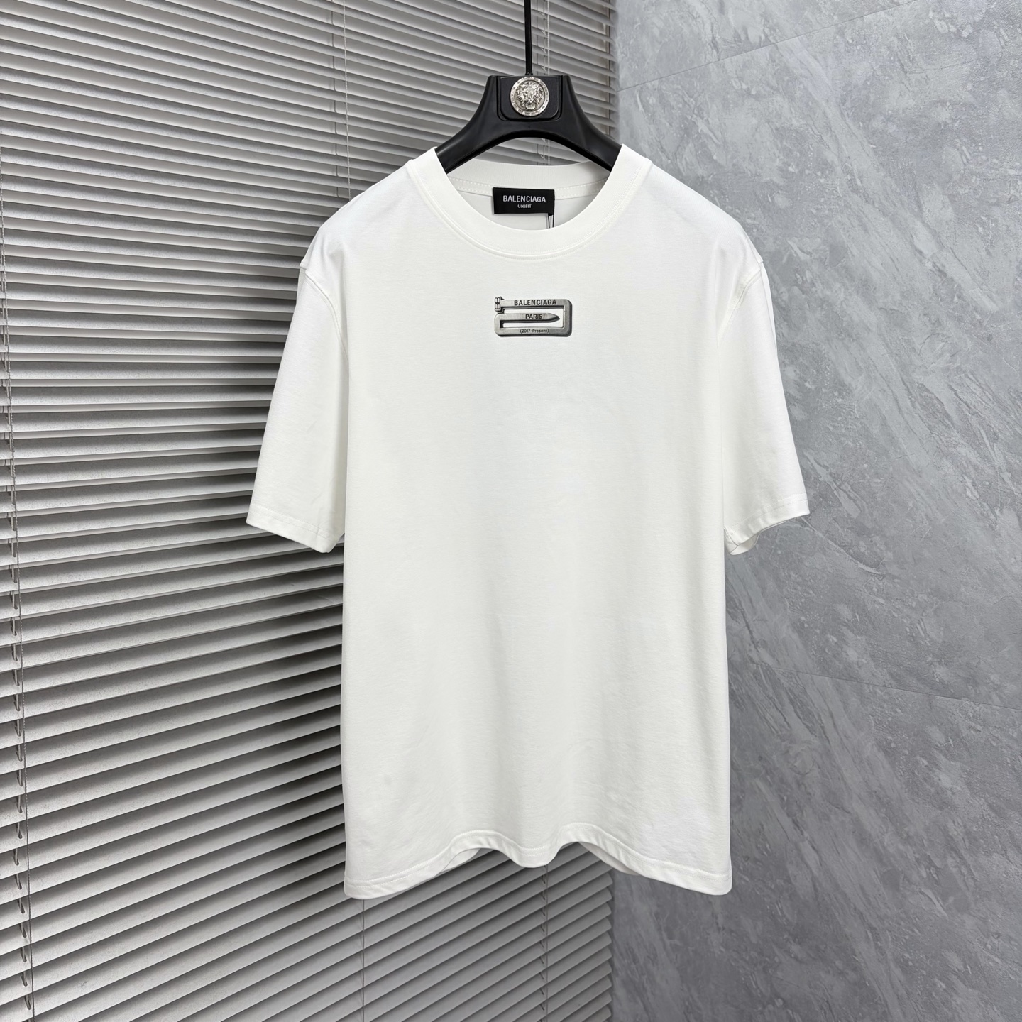NO:937170,The latest Paris 2026ss spring and summer short-sleeved T-shirts are now available!  !  2026 new T-shirt, high version special fabric, high weight (260g) pure cotton fabric, comfortable yet wide upper body, embroidery technology, digital printing, same style for men and women, loose fit, fine workmanship, comfortable upper body, super handsome upper body, same style for men and women, M-3XL (slightly wider version),, T-shirt, tees, t-shirt,19860909巴黎2026ss春夏最新款短袖T恤出货啦！！ 2026新款T恤 高版本专用面料 高克重（260g）纯棉面料 上身舒适不失挺阔 刺绣工艺、数字印花、男女同款 宽松版型 做工走线精细 面料上身舒适 超帅上身 男女同款M-3XL（版型微阔）,,T-shirt,tees，t-shirt,,Men's clothing