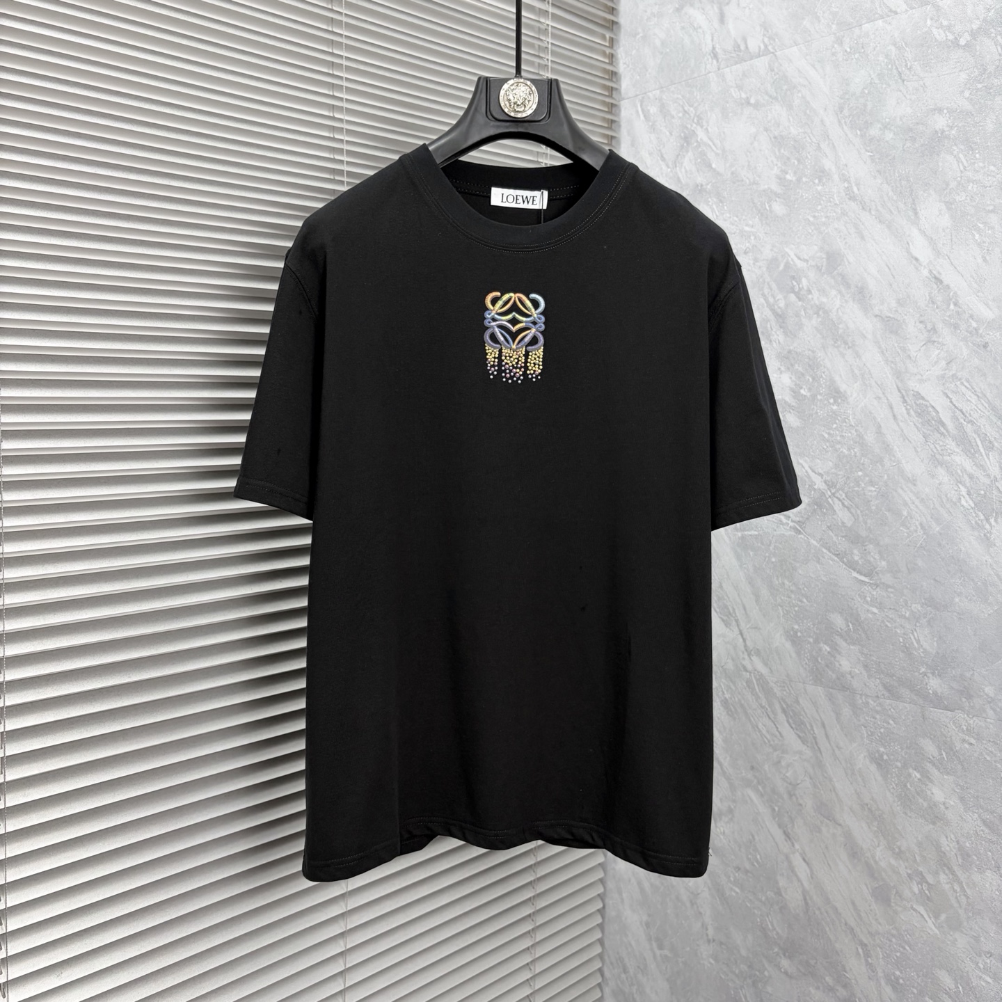 NO:910613,Loewe's latest 2026ss spring and summer short-sleeved T-shirt is now available!  !  2026 new T-shirt, high version special fabric, high weight (260g) pure cotton fabric, comfortable yet wide upper body, embroidery technology, digital printing, same style for men and women, loose fit, fine workmanship, comfortable upper body, super handsome upper body, same style for men and women, M-3XL (slightly wider version),,loewe,T-shirt,tees,t-shirt,19860909罗意威 2026ss春夏最新款短袖T恤出货啦！！ 2026新款T恤 高版本专用面料 高克重（260g）纯棉面料 上身舒适不失挺阔 刺绣工艺、数字印花、男女同款 宽松版型 做工走线精细 面料上身舒适 超帅上身 男女同款M-3XL（版型微阔）,,loewe,T-shirt,tees，t-shirt,,Men's clothing