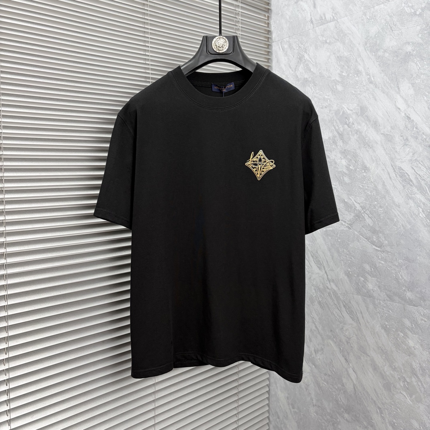 NO:910607,LV’s latest 2026ss spring and summer short-sleeved T-shirts are now available!  !  2026 new T-shirt, high version special fabric, high weight (260g) pure cotton fabric, comfortable yet wide upper body, embroidery technology, digital printing, same style for men and women, loose fit, fine workmanship, comfortable fabric upper body, super handsome upper body, same style for men and women, M-3XL (slightly wider version),, louis vuitton, T-shirt, tees, t-shirt,19860909LV 2026ss春夏最新款短袖T恤出货啦！！ 2026新款T恤 高版本专用面料 高克重（260g）纯棉面料 上身舒适不失挺阔 刺绣工艺、数字印花、男女同款 宽松版型 做工走线精细 面料上身舒适 超帅上身 男女同款M-3XL（版型微阔）,,louis vuitton,T-shirt,tees，t-shirt,,Men's clothing