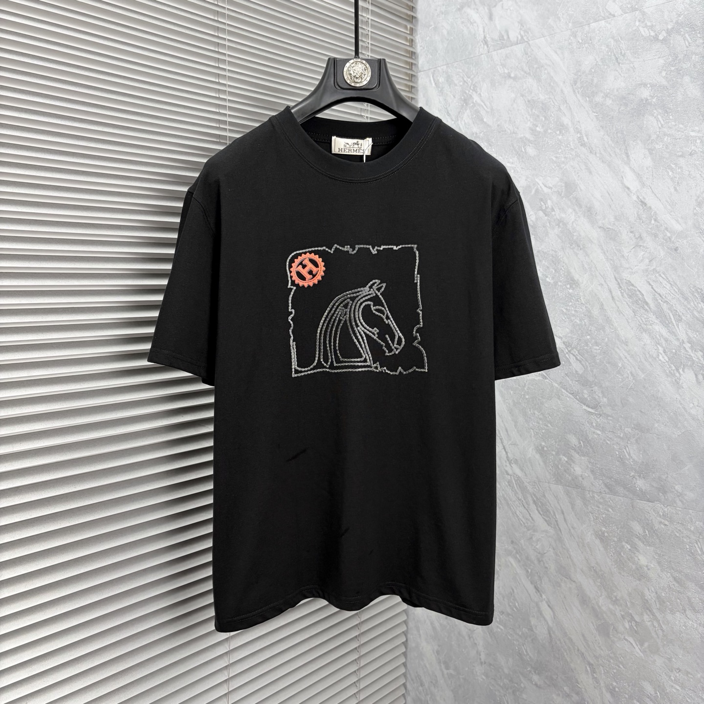 NO:910595,Aima’s latest 2026ss spring and summer short-sleeved T-shirt is now available!  !  2026 new T-shirt, high-version special fabric, high weight (260g) pure cotton fabric, comfortable yet wide upper body, embroidery technology, digital printing, same style for men and women, loose fit, fine workmanship, comfortable upper body, super handsome upper body, same style for men and women, M-3XL (slightly wider version), hermes, T-shirt, tees, t-shirt,19860909爱马 2026ss春夏最新款短袖T恤出货啦！！ 2026新款T恤 高版本专用面料 高克重（260g）纯棉面料 上身舒适不失挺阔 刺绣工艺、数字印花、男女同款 宽松版型 做工走线精细 面料上身舒适 超帅上身 男女同款M-3XL（版型微阔）,,hermes,T-shirt,tees，t-shirt,,Men's clothing