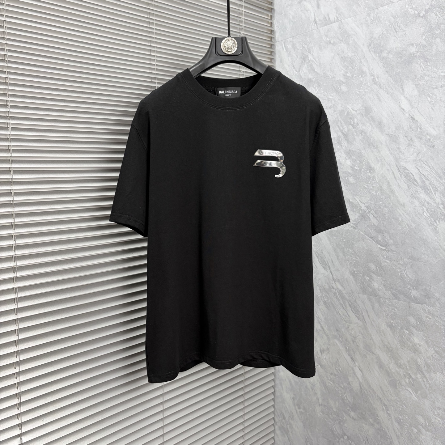 NO:937172,Paris's latest 2026ss spring and summer short-sleeved T-shirts are now available!  !  2026 new T-shirt, high version special fabric, high weight (260g) pure cotton fabric, comfortable yet wide upper body, embroidery technology, digital printing, same style for men and women, loose fit, fine workmanship, comfortable upper body, super handsome upper body, same style for men and women, M-3XL (slightly wider version),, T-shirt, tees, t-shirt,19860909巴黎 2026ss春夏最新款短袖T恤出货啦！！ 2026新款T恤 高版本专用面料 高克重（260g）纯棉面料 上身舒适不失挺阔 刺绣工艺、数字印花、男女同款 宽松版型 做工走线精细 面料上身舒适 超帅上身 男女同款M-3XL（版型微阔）,,T-shirt,tees，t-shirt,,Men's clothing
