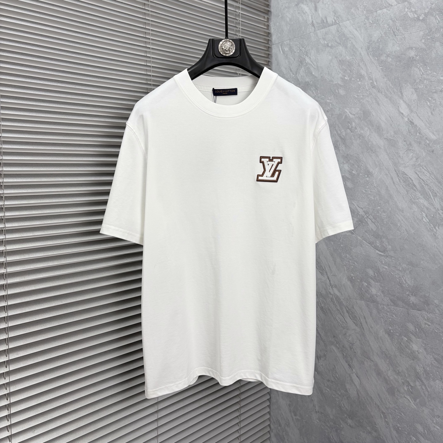 NO:937174,LV’s latest 2026ss spring and summer short-sleeved T-shirts are now available!  !  2026 new T-shirt, high version special fabric, high weight (260g) pure cotton fabric, comfortable yet wide upper body, embroidery technology, digital printing, same style for men and women, loose fit, fine workmanship, comfortable fabric upper body, super handsome upper body, same style for men and women, M-3XL (slightly wider version),, louis vuitton, T-shirt, tees, t-shirt,19860909LV 2026ss春夏最新款短袖T恤出货啦！！ 2026新款T恤 高版本专用面料 高克重（260g）纯棉面料 上身舒适不失挺阔 刺绣工艺、数字印花、男女同款 宽松版型 做工走线精细 面料上身舒适 超帅上身 男女同款M-3XL（版型微阔）,,louis vuitton,T-shirt,tees，t-shirt,,Men's clothing