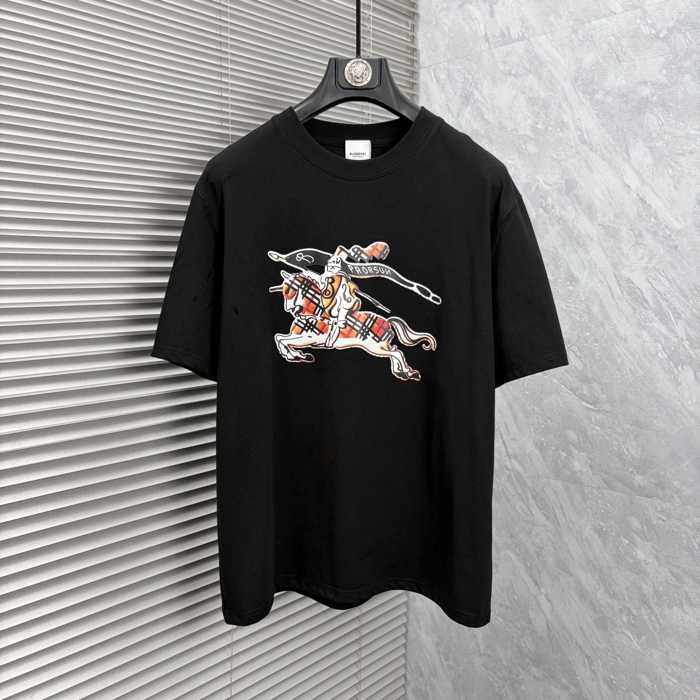 NO:910589,Babao’s latest 2026ss spring and summer short-sleeved T-shirts are now available!  !  2026 new T-shirt, high-version special fabric, high weight (260g) pure cotton fabric, comfortable yet wide upper body, embroidery technology, digital printing, same style for men and women, loose fit, fine workmanship, comfortable upper body, super handsome upper body, same style for men and women, M-3XL (slightly wider version),, burberry, T-shirt, tees, t-shirt,19860909巴宝 2026ss春夏最新款短袖T恤出货啦！！ 2026新款T恤 高版本专用面料 高克重（260g）纯棉面料 上身舒适不失挺阔 刺绣工艺、数字印花、男女同款 宽松版型 做工走线精细 面料上身舒适 超帅上身 男女同款M-3XL（版型微阔）,,burberry,T-shirt,tees，t-shirt,,Men's clothing