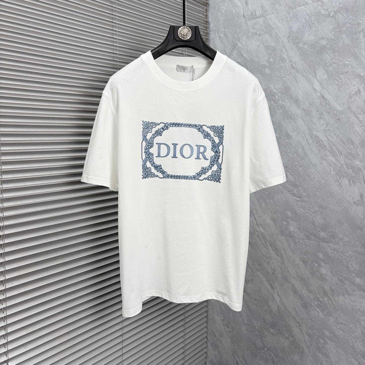 NO:910586,The latest DR 2026ss spring and summer short-sleeved T-shirts are now available!  !  2026 new T-shirt, high version special fabric, high weight (260g) pure cotton fabric, comfortable yet wide upper body, embroidery technology, digital printing, same style for men and women, loose fit, fine workmanship, comfortable upper body, super handsome upper body, same style for men and women, M-3XL (slightly wider version),, T-shirt, tees, t-shirt,19860909DR 2026ss春夏最新款短袖T恤出货啦！！ 2026新款T恤 高版本专用面料 高克重（260g）纯棉面料 上身舒适不失挺阔 刺绣工艺、数字印花、男女同款 宽松版型 做工走线精细 面料上身舒适 超帅上身 男女同款M-3XL（版型微阔）,,T-shirt,tees，t-shirt,,Men's clothing