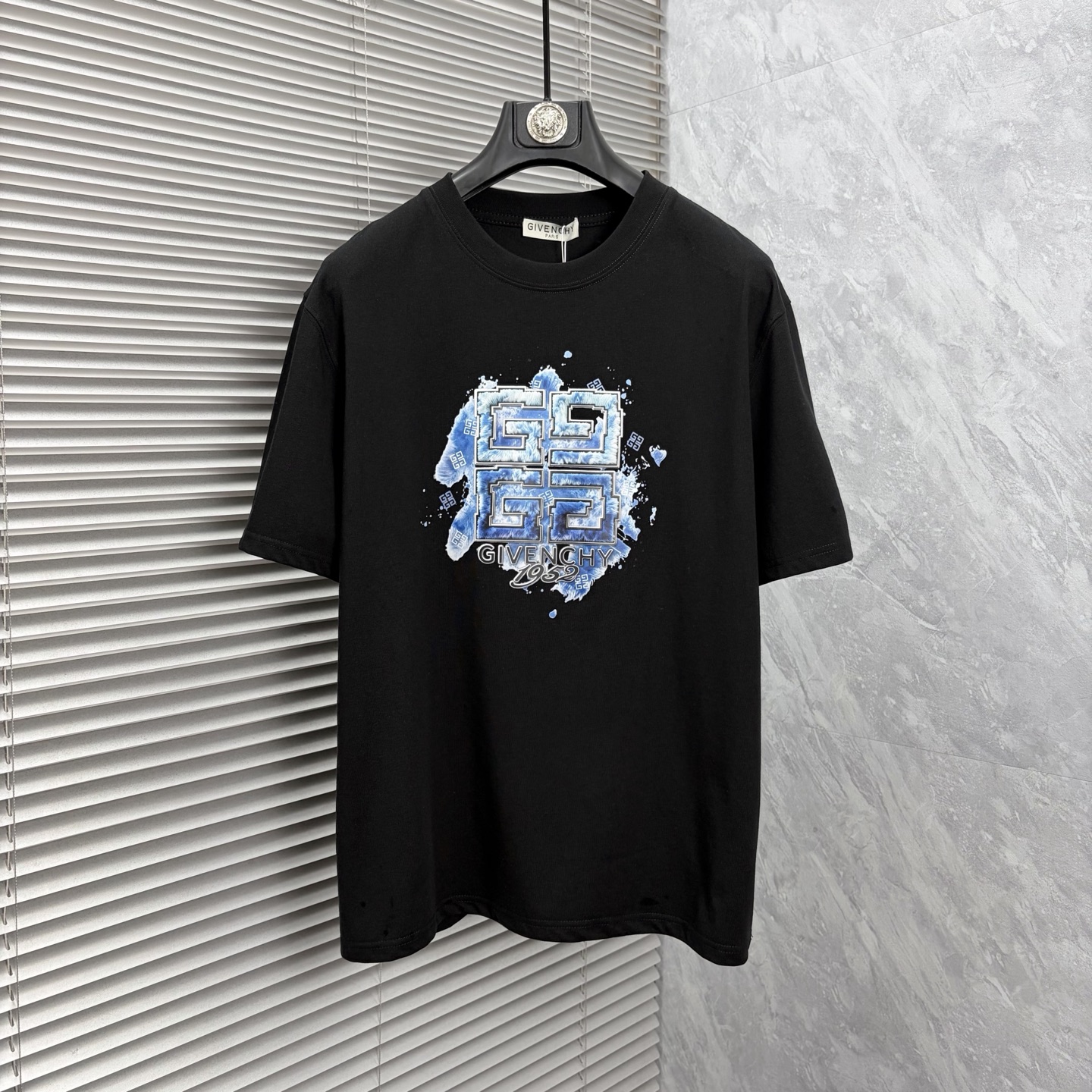 NO:910630,Givenchy's latest 2026ss spring and summer short-sleeved T-shirt is now available!  !  2026 new T-shirt, high-version special fabric, high weight (260g) pure cotton fabric, comfortable yet wide upper body, embroidery technology, digital printing, same style for men and women, loose fit, fine workmanship, comfortable fabric upper body, super handsome upper body, same style for men and women, M-3XL (slightly wider version),,givenchy,T-shirt,tees,t-shirt,19860909纪梵 2026ss春夏最新款短袖T恤出货啦！！ 2026新款T恤 高版本专用面料 高克重（260g）纯棉面料 上身舒适不失挺阔 刺绣工艺、数字印花、男女同款 宽松版型 做工走线精细 面料上身舒适 超帅上身 男女同款M-3XL（版型微阔）,,givenchy,T-shirt,tees，t-shirt,,Men's clothing