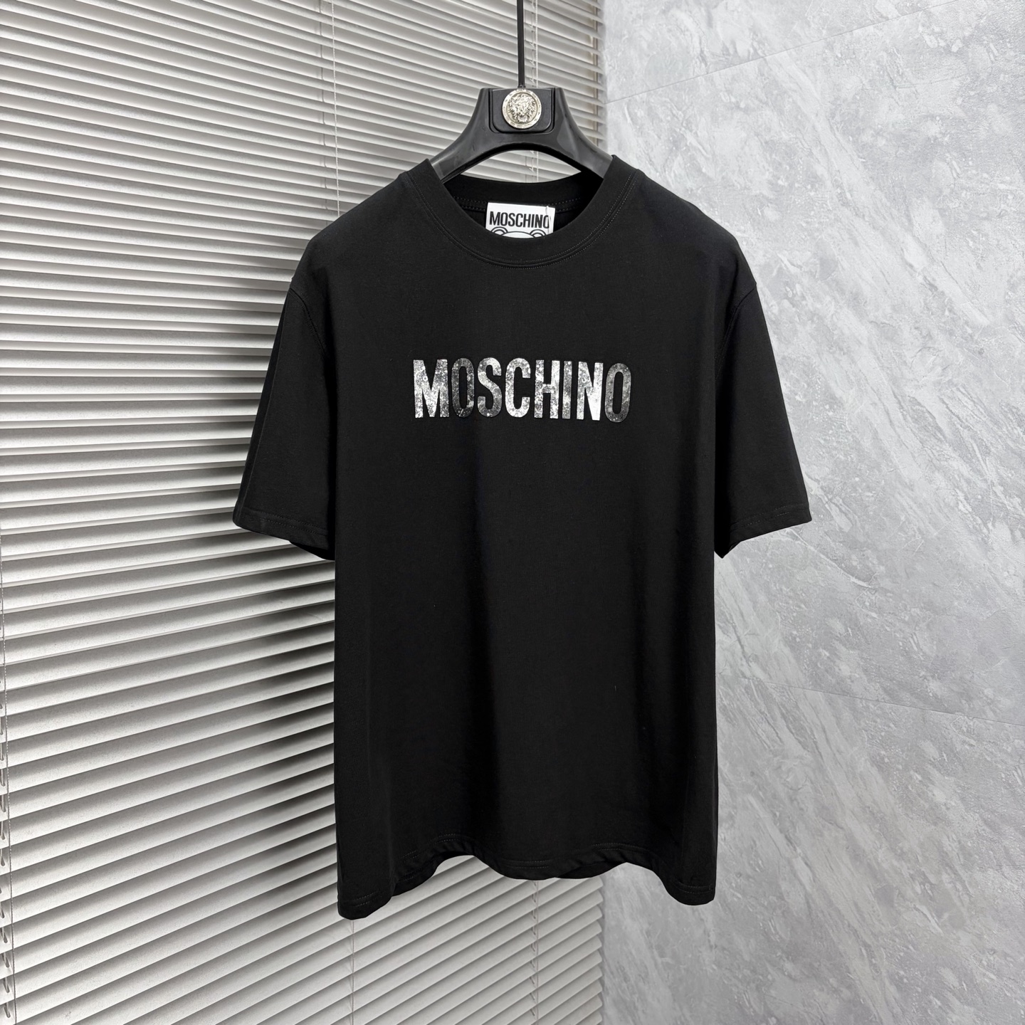 NO:910636,Mosch, the latest 2026ss spring and summer short-sleeved T-shirts are now available!  !  2026 new T-shirt, high version special fabric, high weight (260g) pure cotton fabric, comfortable yet wide upper body, embroidery technology, digital printing, same style for men and women, loose fit, fine workmanship, comfortable upper body, super handsome upper body, same style for men and women, M-3XL (slightly wider version),, T-shirt, tees, t-shirt,19860909莫斯奇, 2026ss春夏最新款短袖T恤出货啦！！ 2026新款T恤 高版本专用面料 高克重（260g）纯棉面料 上身舒适不失挺阔 刺绣工艺、数字印花、男女同款 宽松版型 做工走线精细 面料上身舒适 超帅上身 男女同款M-3XL（版型微阔）,,T-shirt,tees，t-shirt,,Men's clothing