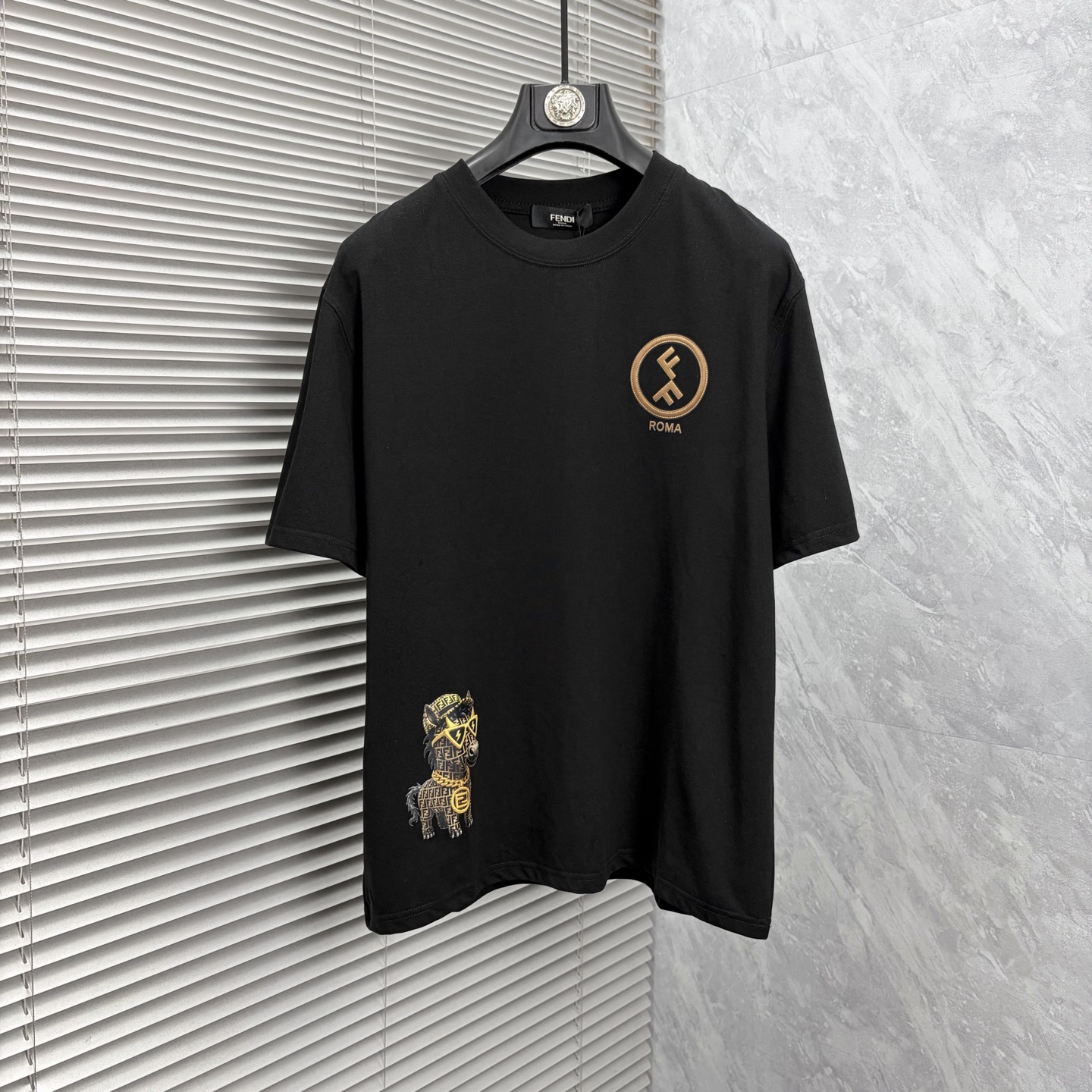 NO:937176,Fen's latest 2026ss spring and summer short-sleeved T-shirts are now available!  !  2026 new T-shirt, high version special fabric, high weight (260g) pure cotton fabric, comfortable yet wide upper body, embroidery technology, digital printing, same style for men and women, loose fit, fine workmanship, comfortable upper body, super handsome upper body, same style for men and women, M-3XL (slightly wider version),, T-shirt, tees, t-shirt,19860909芬 2026ss春夏最新款短袖T恤出货啦！！ 2026新款T恤 高版本专用面料 高克重（260g）纯棉面料 上身舒适不失挺阔 刺绣工艺、数字印花、男女同款 宽松版型 做工走线精细 面料上身舒适 超帅上身 男女同款M-3XL（版型微阔）,,T-shirt,tees，t-shirt,,Men's clothing