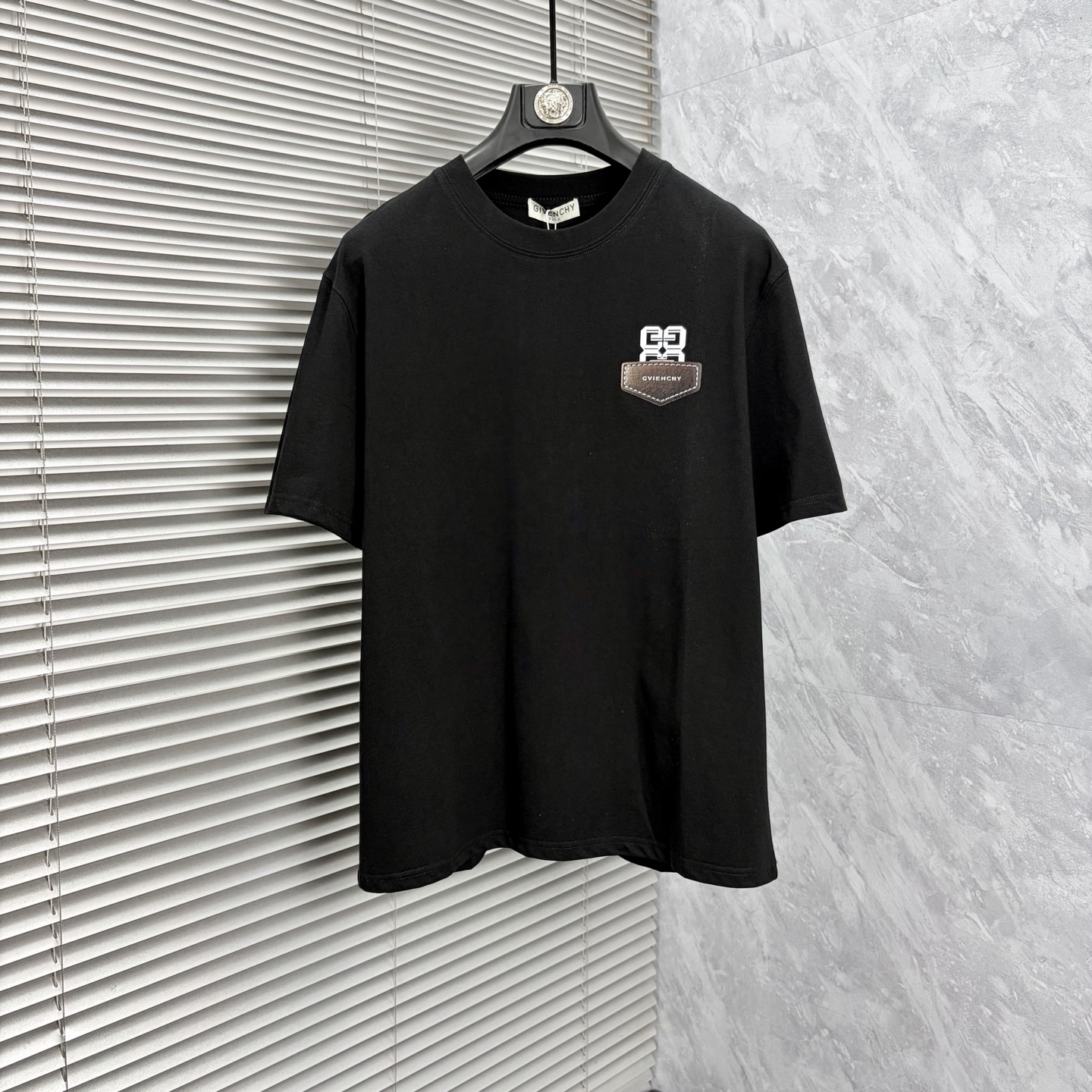 NO:937178,Givenchy's latest 2026ss spring and summer short-sleeved T-shirt is now available!  !  2026 new T-shirt, high-version special fabric, high weight (260g) pure cotton fabric, comfortable yet wide upper body, embroidery technology, digital printing, same style for men and women, loose fit, fine workmanship, comfortable fabric upper body, super handsome upper body, same style for men and women, M-3XL (slightly wider version),,givenchy,T-shirt,tees,t-shirt,19860909纪梵 2026ss春夏最新款短袖T恤出货啦！！ 2026新款T恤 高版本专用面料 高克重（260g）纯棉面料 上身舒适不失挺阔 刺绣工艺、数字印花、男女同款 宽松版型 做工走线精细 面料上身舒适 超帅上身 男女同款M-3XL（版型微阔）,,givenchy,T-shirt,tees，t-shirt,,Men's clothing