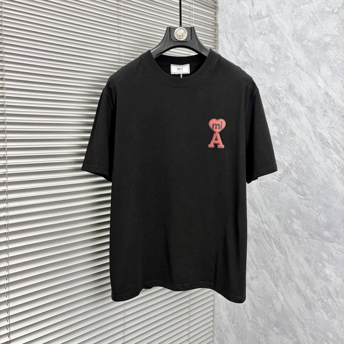 NO:910618,ami's latest 2026ss spring and summer short-sleeved T-shirts are now available!  !  2026 new T-shirt, high version special fabric, high weight (260g) pure cotton fabric, comfortable yet wide upper body, embroidery technology, digital printing, same style for men and women, loose fit, fine workmanship, comfortable upper body, super handsome upper body, same style for men and women, M-3XL (slightly wider version),, T-shirt, tees, t-shirt,19860909ami 2026ss春夏最新款短袖T恤出货啦！！ 2026新款T恤 高版本专用面料 高克重（260g）纯棉面料 上身舒适不失挺阔 刺绣工艺、数字印花、男女同款 宽松版型 做工走线精细 面料上身舒适 超帅上身 男女同款M-3XL（版型微阔）,,T-shirt,tees，t-shirt,,Men's clothing