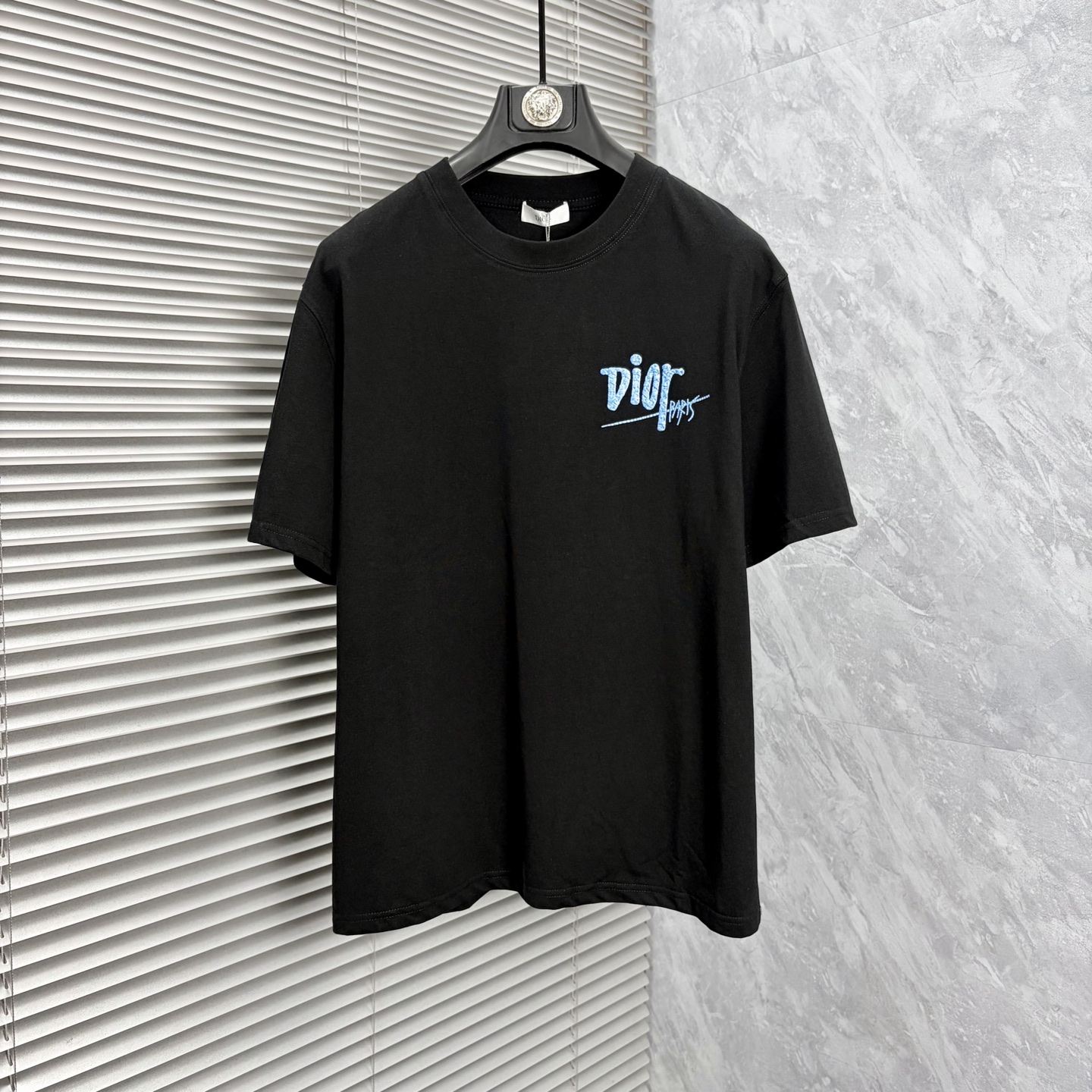NO:937161,The latest dr 2026ss spring and summer short-sleeved T-shirts are now available!  !  2026 new T-shirt, high version special fabric, high weight (260g) pure cotton fabric, comfortable yet wide upper body, embroidery technology, digital printing, same style for men and women, loose fit, fine workmanship, comfortable upper body, super handsome upper body, same style for men and women, M-3XL (slightly wider version),, T-shirt, tees, t-shirt,19860909dr 2026ss春夏最新款短袖T恤出货啦！！ 2026新款T恤 高版本专用面料 高克重（260g）纯棉面料 上身舒适不失挺阔 刺绣工艺、数字印花、男女同款 宽松版型 做工走线精细 面料上身舒适 超帅上身 男女同款M-3XL（版型微阔）,,T-shirt,tees，t-shirt,,Men's clothing