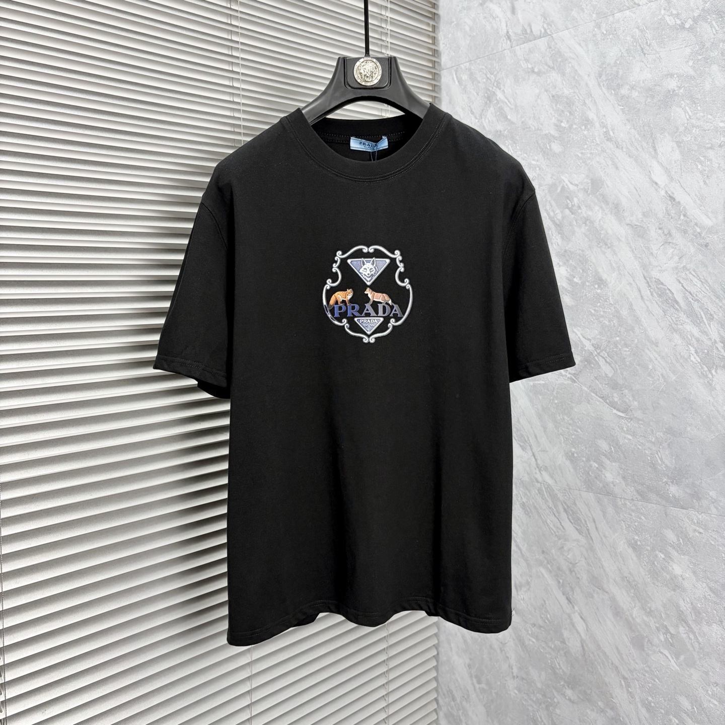 NO:910606,Pula's latest 2026ss spring and summer short-sleeved T-shirt is now available!  !  2026 new T-shirt, high version special fabric, high weight (260g) pure cotton fabric, comfortable yet wide upper body, embroidery technology, digital printing, same style for men and women, loose fit, fine workmanship, comfortable upper body, super handsome upper body, same style for men and women, M-3XL (slightly wider version),, prada, T-shirt, tees, t-shirt,19860909普拉 2026ss春夏最新款短袖T恤出货啦！！ 2026新款T恤 高版本专用面料 高克重（260g）纯棉面料 上身舒适不失挺阔 刺绣工艺、数字印花、男女同款 宽松版型 做工走线精细 面料上身舒适 超帅上身 男女同款M-3XL（版型微阔）,,prada,T-shirt,tees，t-shirt,,Men's clothing