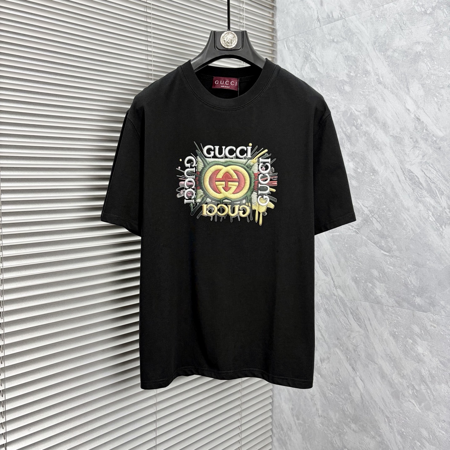 NO:910588,Gucci’s latest 2026ss spring and summer short-sleeved T-shirt is now available!  !  2026 new T-shirt, high version special fabric, high weight (260g) pure cotton fabric, comfortable yet wide upper body, embroidery technology, digital printing, same style for men and women, loose fit, fine workmanship, comfortable upper body, super handsome upper body, same style for men and women, M-3XL (slightly wider version),, T-shirt, tees, t-shirt,19860909古奇 2026ss春夏最新款短袖T恤出货啦！！ 2026新款T恤 高版本专用面料 高克重（260g）纯棉面料 上身舒适不失挺阔 刺绣工艺、数字印花、男女同款 宽松版型 做工走线精细 面料上身舒适 超帅上身 男女同款M-3XL（版型微阔）,,T-shirt,tees，t-shirt,,Men's clothing