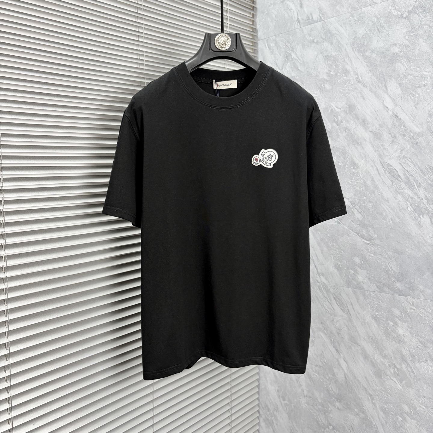 NO:910585,Mengkou's latest 2026ss spring and summer short-sleeved T-shirts are now available!  !  2026 new T-shirt, high-version special fabric, high weight (260g) pure cotton fabric, comfortable yet wide upper body, embroidery technology, digital printing, same style for men and women, loose fit, fine workmanship, comfortable fabric upper body, super handsome upper body, same style for men and women, M-3XL (slightly wider version),, Moncler, T-shirt, tees, t-shirt,19860909蒙口 2026ss春夏最新款短袖T恤出货啦！！ 2026新款T恤 高版本专用面料 高克重（260g）纯棉面料 上身舒适不失挺阔 刺绣工艺、数字印花、男女同款 宽松版型 做工走线精细 面料上身舒适 超帅上身 男女同款M-3XL（版型微阔）,,Moncler,T-shirt,tees，t-shirt,,Men's clothing
