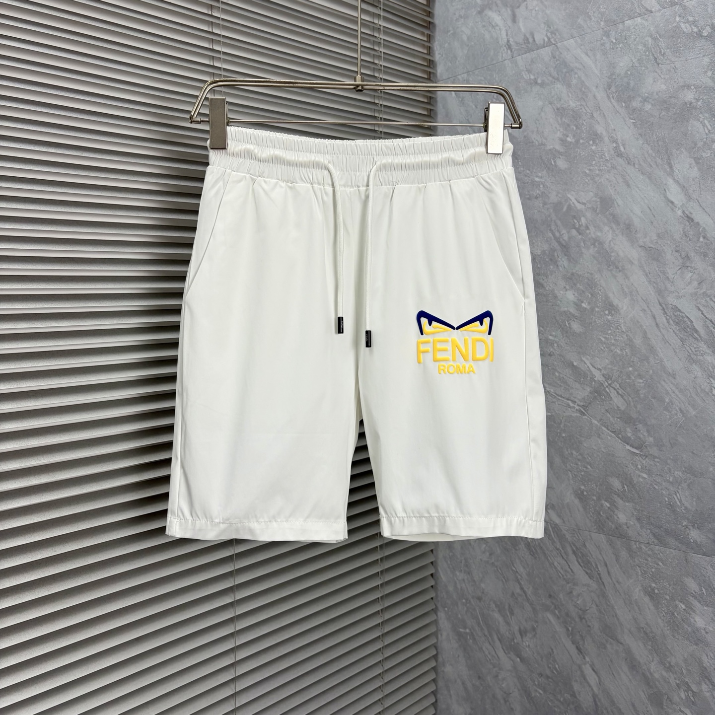 NO:907147,Fen's new style is coming, 2026 spring and summer new casual pants and shorts, imported high-density customized quick-drying fabric, comfortable, soft and skin-friendly, straight and not easy to wrinkle, simple and clear, super versatile upper body effect, super fashionable and versatile, straight and stylish, a wardrobe must-have!  Suitable for any occasion, sizes M-3XL, shorts,19860909芬 新款来袭 2026春夏新款休闲裤短裤,进口高密度定制速干面料,舒适柔软亲肤,笔挺不易起皱,简单明了,超级百搭上身效果超级棒时尚百搭,笔挺有型,衣橱必备！适合任何场合穿着,码数M-3XL,,shorts,,Men's clothing