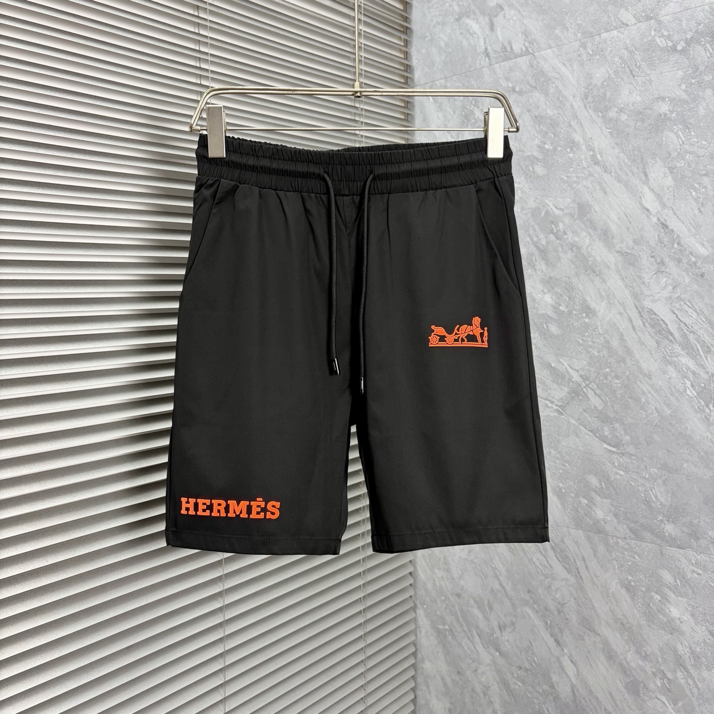 NO:932646,Aima's new style is coming, 2026 spring and summer new casual pants and shorts, imported high-density customized quick-drying fabric, comfortable, soft and skin-friendly, straight and not easy to wrinkle, simple and clear, super versatile upper body effect, super fashionable and versatile, straight and stylish, a wardrobe must-have!  Suitable for any occasion, sizes M-3XL, hermes, shorts,19860909爱马 新款来袭 2026春夏新款休闲裤短裤,进口高密度定制速干面料,舒适柔软亲肤,笔挺不易起皱,简单明了,超级百搭上身效果超级棒时尚百搭,笔挺有型,衣橱必备！适合任何场合穿着,码数M-3XL,,hermes,shorts,,Men's clothing
