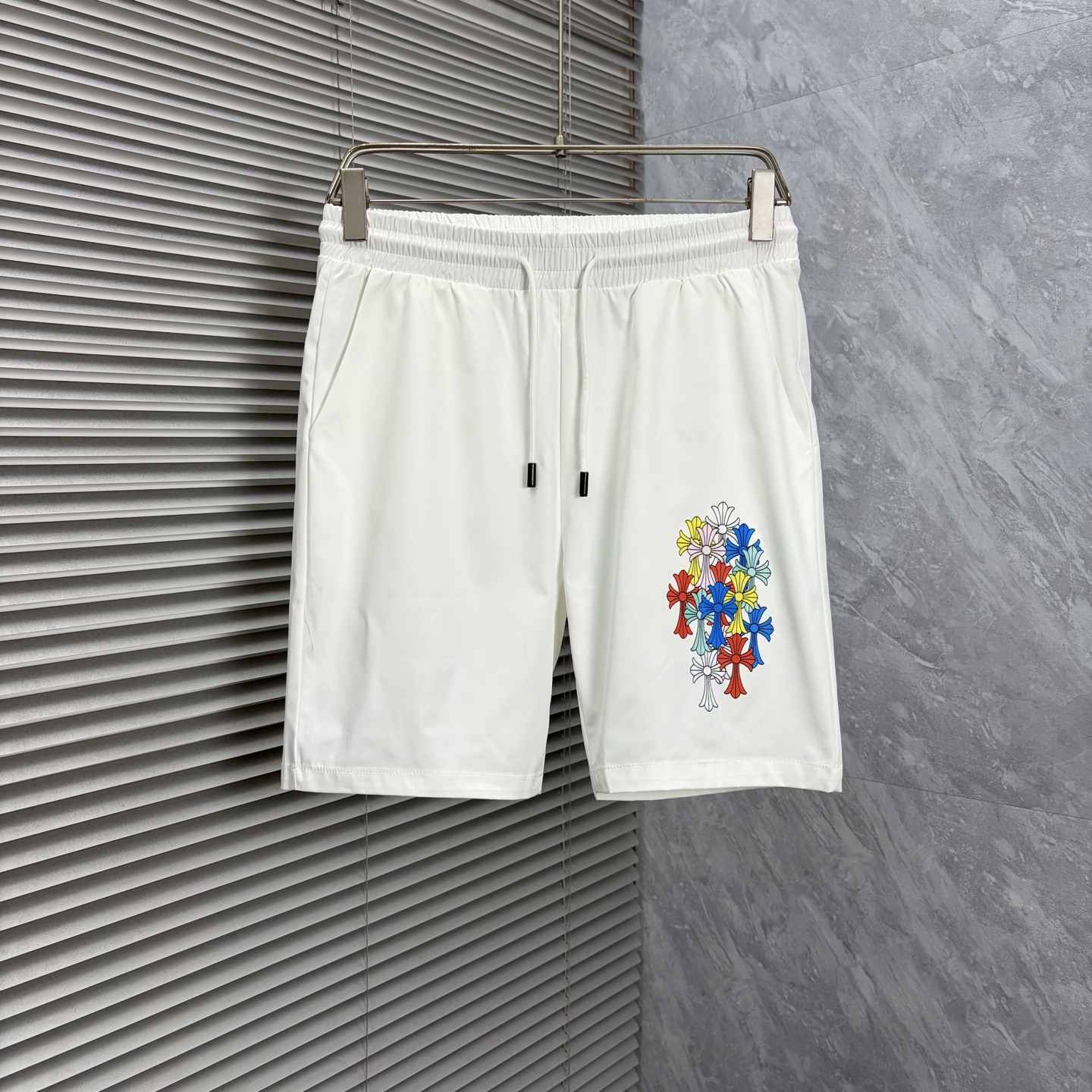 NO:907135,Crow's new style is coming, 2026 spring and summer new casual pants and shorts, imported high-density customized quick-drying fabric, comfortable, soft and skin-friendly, straight and not easy to wrinkle, simple and clear, super versatile upper body effect, super fashionable and versatile, straight and stylish, a wardrobe must-have!  Suitable for any occasion, sizes M-3XL, chrome hearts, shorts,19860909克罗 新款来袭 2026春夏新款休闲裤短裤,进口高密度定制速干面料,舒适柔软亲肤,笔挺不易起皱,简单明了,超级百搭上身效果超级棒时尚百搭,笔挺有型,衣橱必备！适合任何场合穿着,码数M-3XL,,chrome hearts,shorts,,Men's clothing
