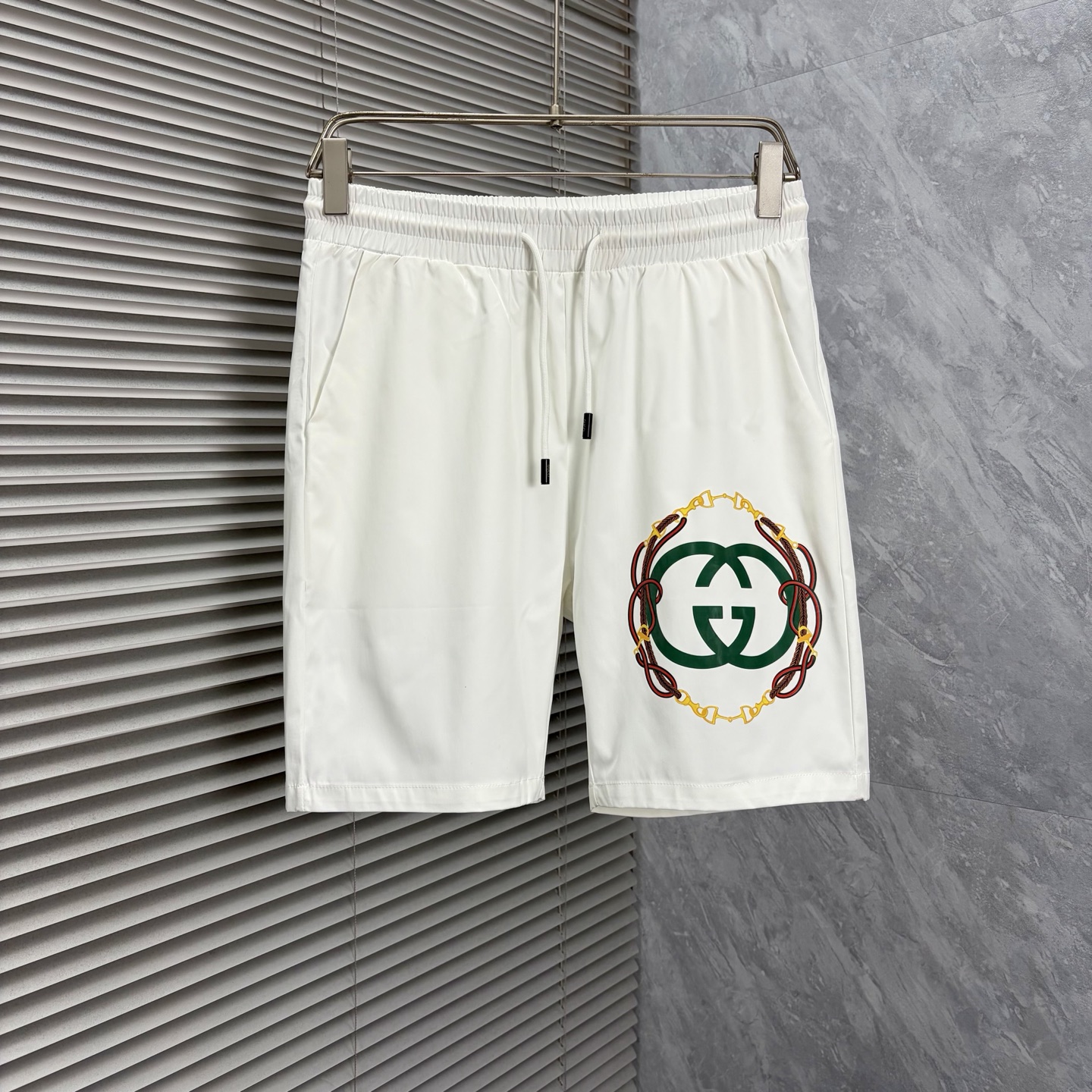 NO:907130,Gucci's new style is coming, 2026 spring and summer new casual pants and shorts, imported high-density customized quick-drying fabric, comfortable, soft and skin-friendly, straight and not easy to wrinkle, simple and clear, super versatile upper body effect, super fashionable and versatile, straight and stylish, a wardrobe must-have!  Suitable for any occasion, sizes M-3XL, shorts,19860909古奇 新款来袭 2026春夏新款休闲裤短裤,进口高密度定制速干面料,舒适柔软亲肤,笔挺不易起皱,简单明了,超级百搭上身效果超级棒时尚百搭,笔挺有型,衣橱必备！适合任何场合穿着,码数M-3XL,,shorts,,Men's clothing