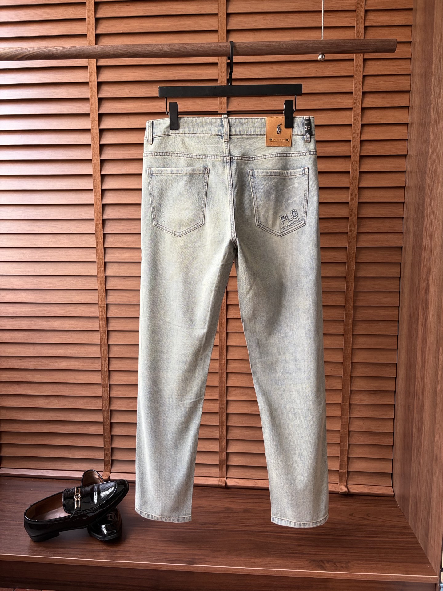 NO:877694,Paul's new men's jeans. The fabric is comfortable and elastic. Exclusively available. Fashionable and elegant. Heavy craftsmanship design. Using original color washing process. Selected imported heavy denim denim fabric. Customized hardware decoration. Exquisite stitching. All the fine workmanship makes the whole pair of trousers more stylish. Worth owning. Size 29--38,,jeans,19860909保罗 新品男士牛仔裤 面料舒适弹性好.独家发售 时尚优雅 重工艺设计.采用原色水洗工艺 精选进口重磅丹宁牛仔面料 定制五金装饰 精致车线 所有精细做工让整条裤子的调性更上一层楼 值得拥有. 尺码29--38,,jeans,,Men's clothing