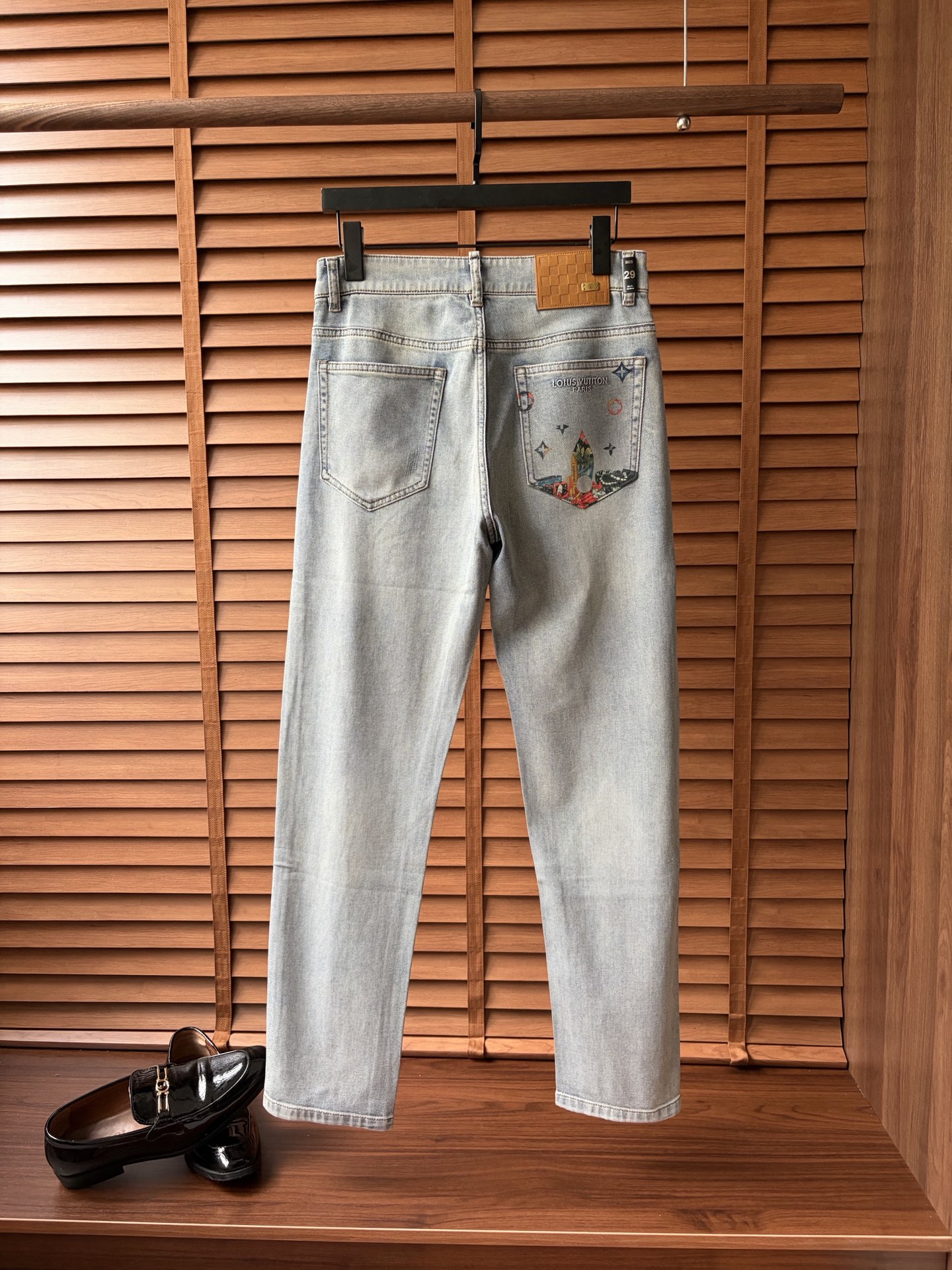 NO:877688,LV's new men's jeans. The fabric is comfortable and elastic. Exclusively available. Fashionable and elegant. Designed with heavy craftsmanship. Using original color washing process. Selected imported heavy denim denim fabric. Customized hardware decoration. Exquisite stitching. All the fine workmanship makes the whole pair of pants more stylish. Worth owning. Sizes 29--38,, louis vuitton, jeans,19860909LV 新品男士牛仔裤 面料舒适弹性好.独家发售 时尚优雅 重工艺设计.采用原色水洗工艺 精选进口重磅丹宁牛仔面料 定制五金装饰 精致车线 所有精细做工让整条裤子的调性更上一层楼 值得拥有. 尺码29--38,,louis vuitton,jeans,,Men's clothing