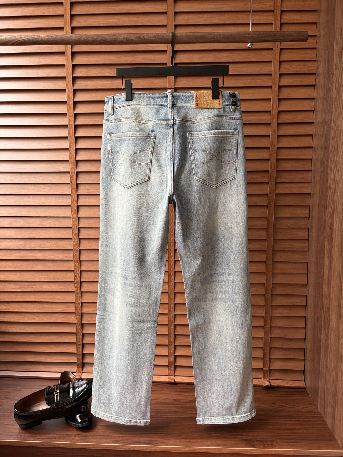 NO:877682,BC new men's jeans. The fabric is comfortable and elastic. Exclusively available. Fashionable and elegant. Heavy craftsmanship design. Using original color washing process. Selected imported heavy denim denim fabric. Customized hardware decoration. Exquisite stitching. All the fine workmanship makes the whole pair of pants more stylish. Worth owning. Sizes 29--38,,jeans,19860909BC 新品男士牛仔裤 面料舒适弹性好.独家发售 时尚优雅 重工艺设计.采用原色水洗工艺 精选进口重磅丹宁牛仔面料 定制五金装饰 精致车线 所有精细做工让整条裤子的调性更上一层楼 值得拥有. 尺码29--38,,jeans,,Men's clothing